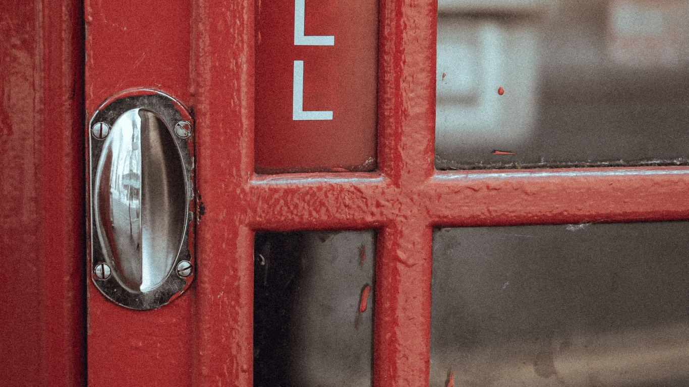 Cabine Téléphonique Rouge Avec Bouton de Porte en Argent. Wallpaper in 1366x768 Resolution