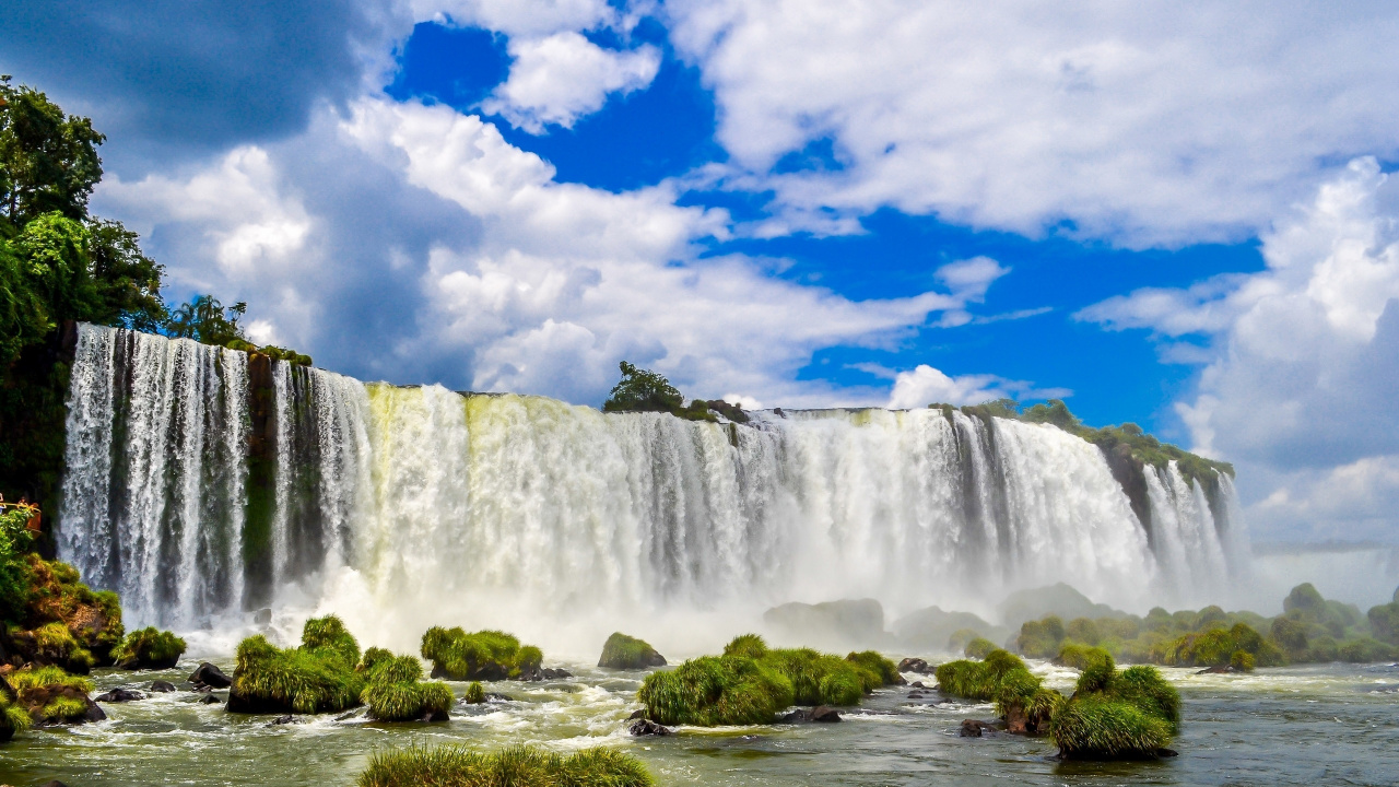 Cascadas Bajo un Cielo Azul y Nubes Blancas Durante el Día. Wallpaper in 1280x720 Resolution