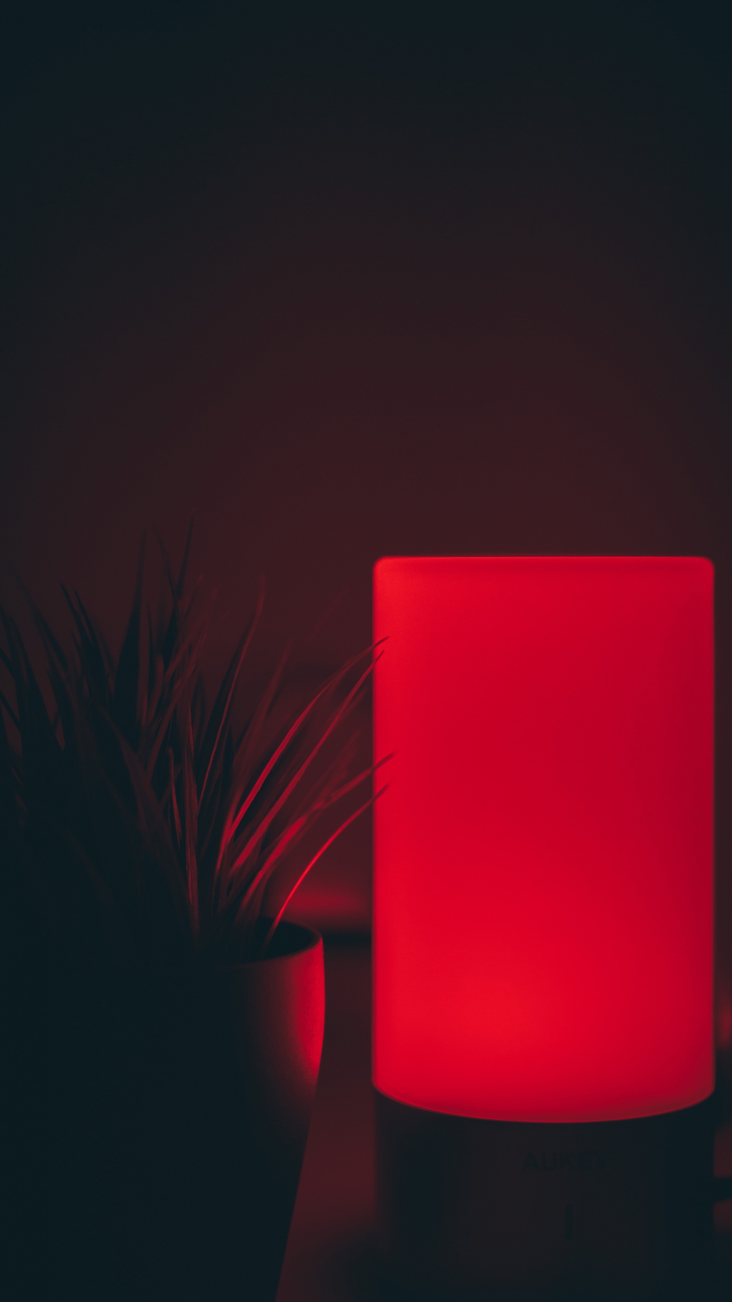 Dispositivo Rectangular Rojo Sobre Superficie Negra. Wallpaper in 1440x2560 Resolution