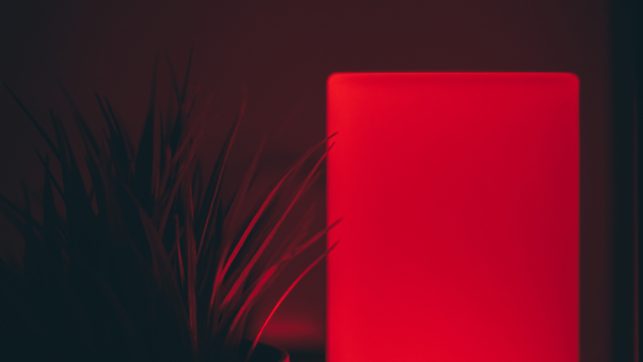 Appareil Rectangulaire Rouge Sur Surface Noire. Wallpaper in 1280x720 Resolution