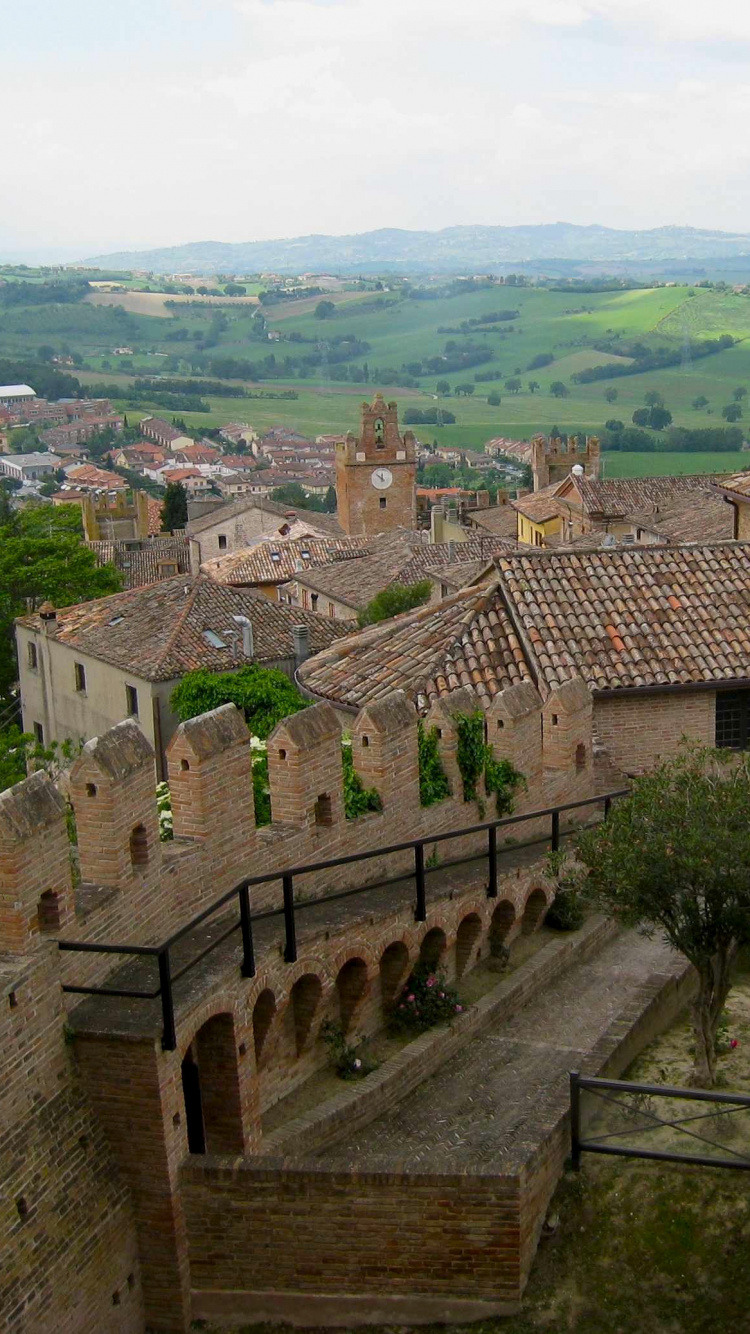 Braunes Betongebäude in Der Nähe Von Grünen Bäumen Tagsüber. Wallpaper in 750x1334 Resolution