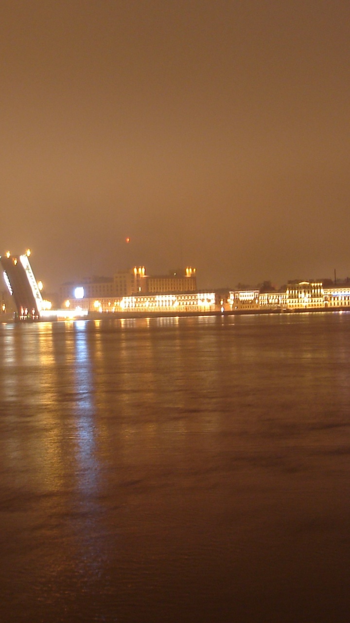 Les Lumières de la Ville Allumées Pendant la Nuit. Wallpaper in 720x1280 Resolution