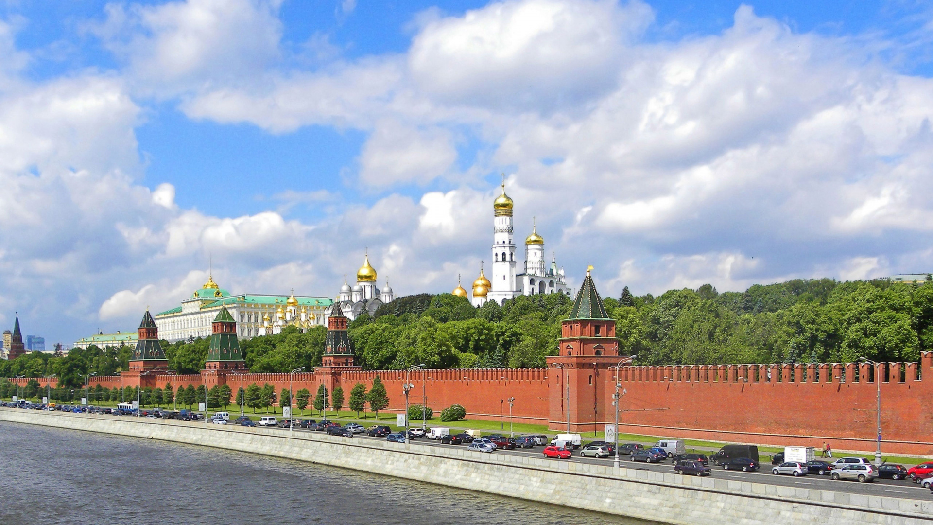 Árboles Verdes Cerca Del Cuerpo de Agua Bajo un Cielo Azul Durante el Día. Wallpaper in 1920x1080 Resolution