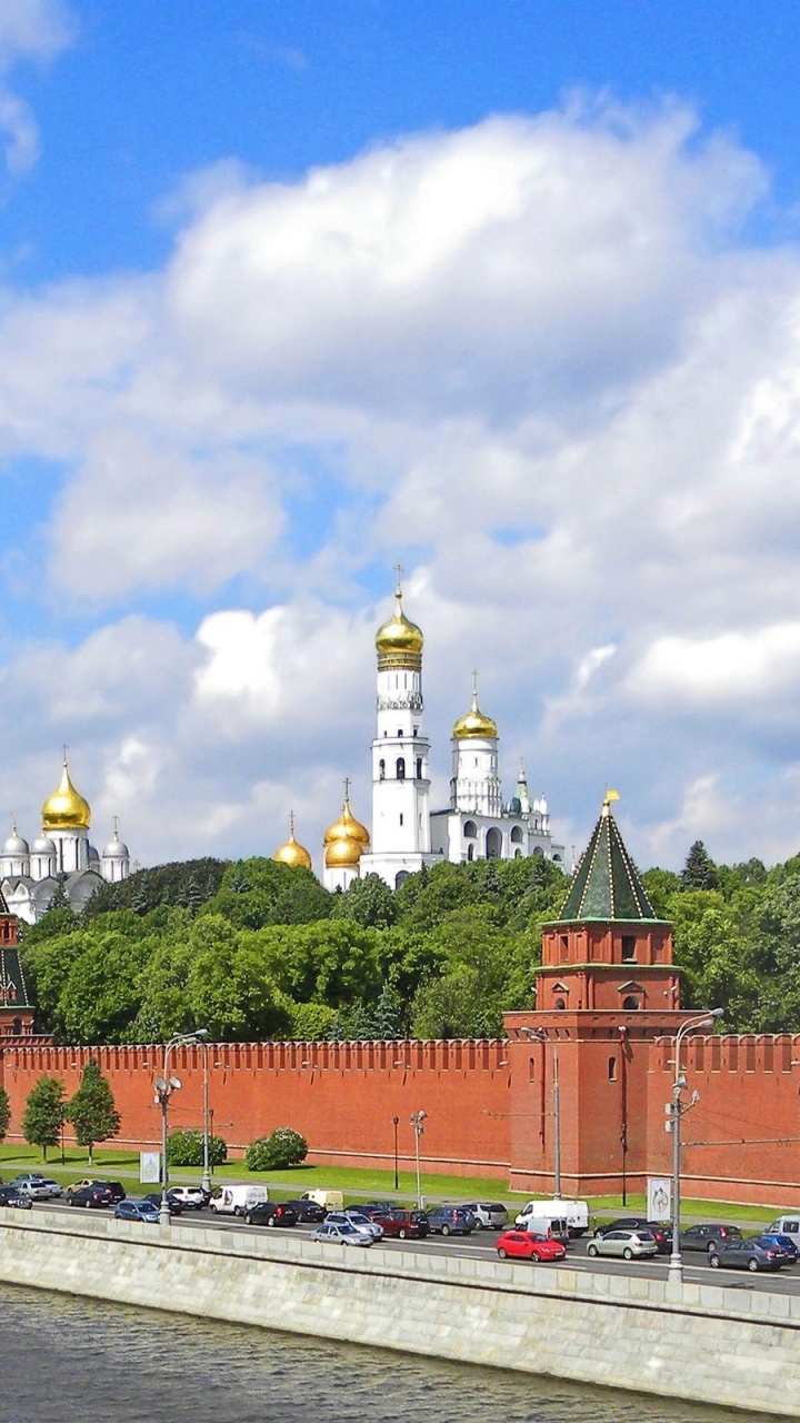 Grüne Bäume in Der Nähe Von Gewässern Unter Blauem Himmel Tagsüber. Wallpaper in 720x1280 Resolution