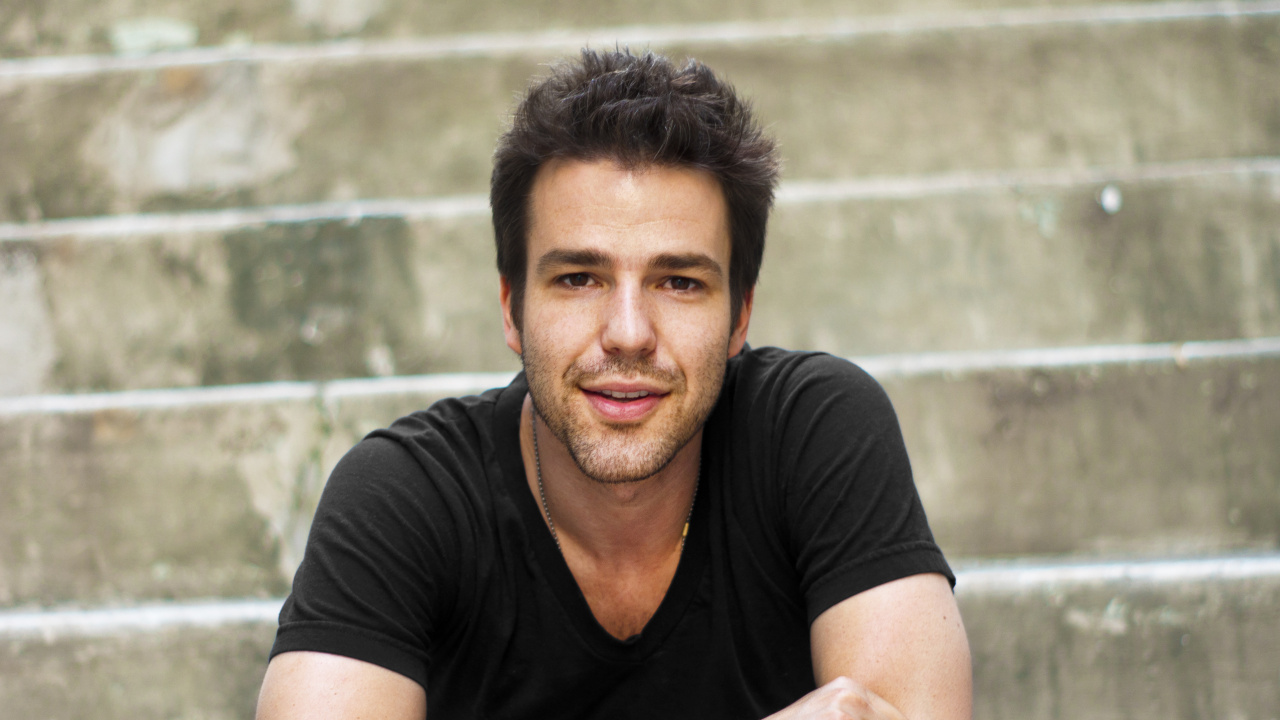 Chin, Facial Hair, Telephone, Microphone, Bluetooth. Wallpaper in 1280x720 Resolution