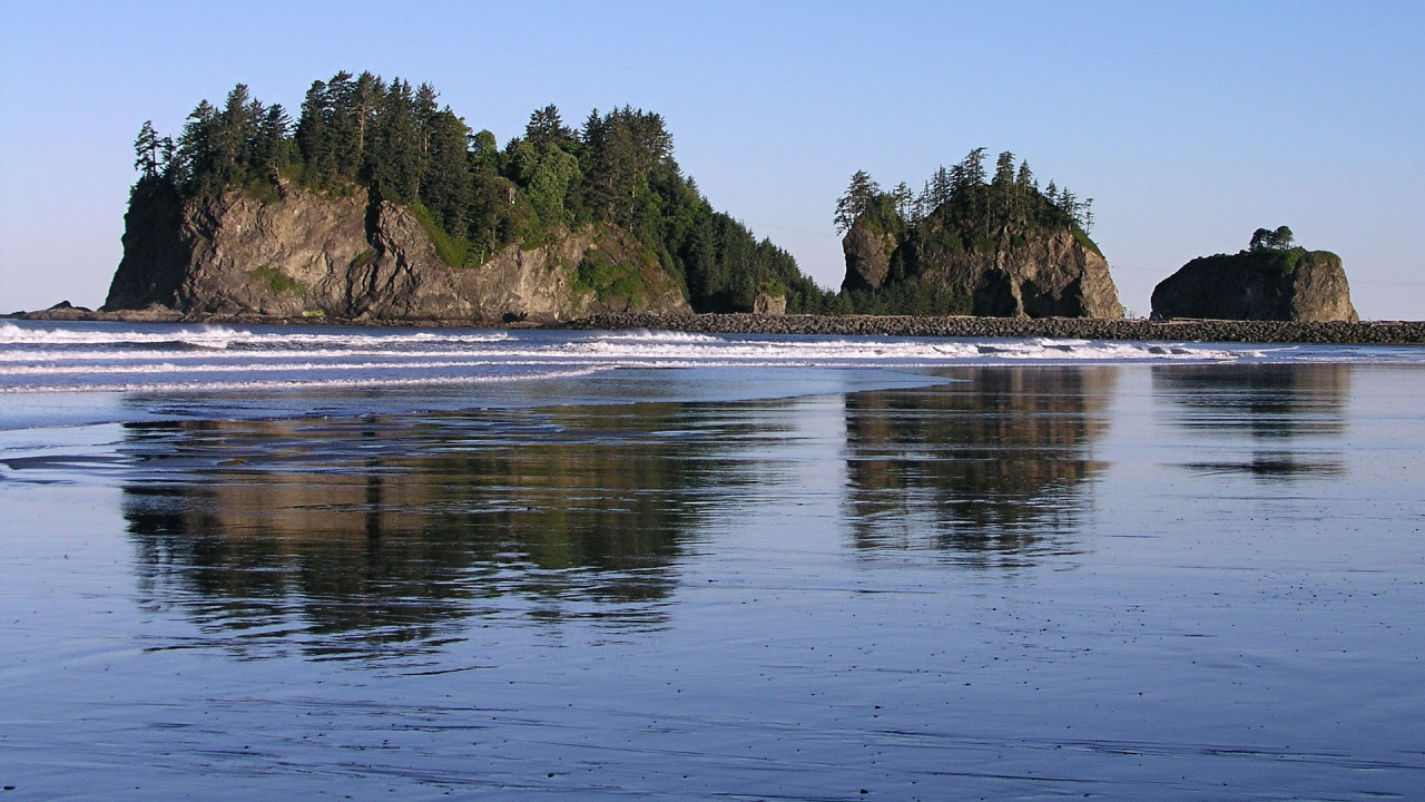 Green Trees on Island Surrounded by Water During Daytime. Wallpaper in 1280x720 Resolution
