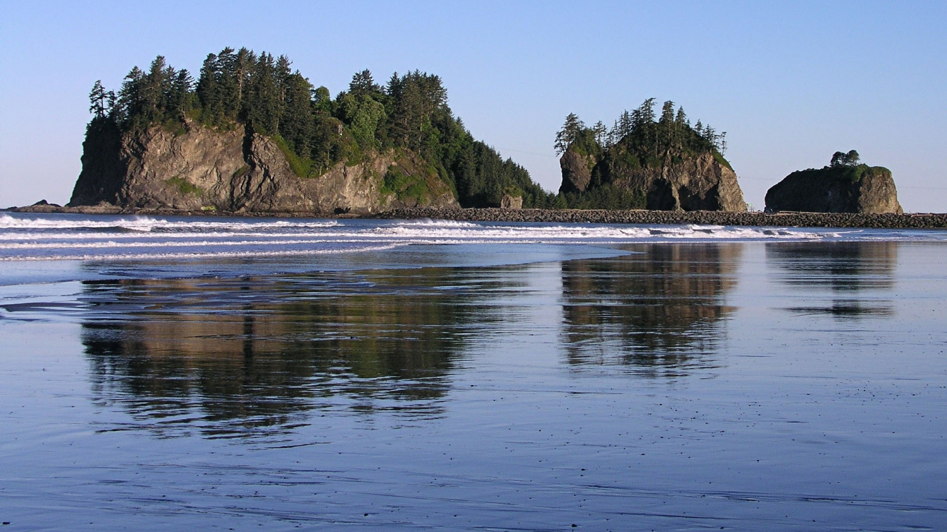 Grüne Bäume Auf Der Insel Tagsüber Von Wasser Umgeben Water. Wallpaper in 1366x768 Resolution