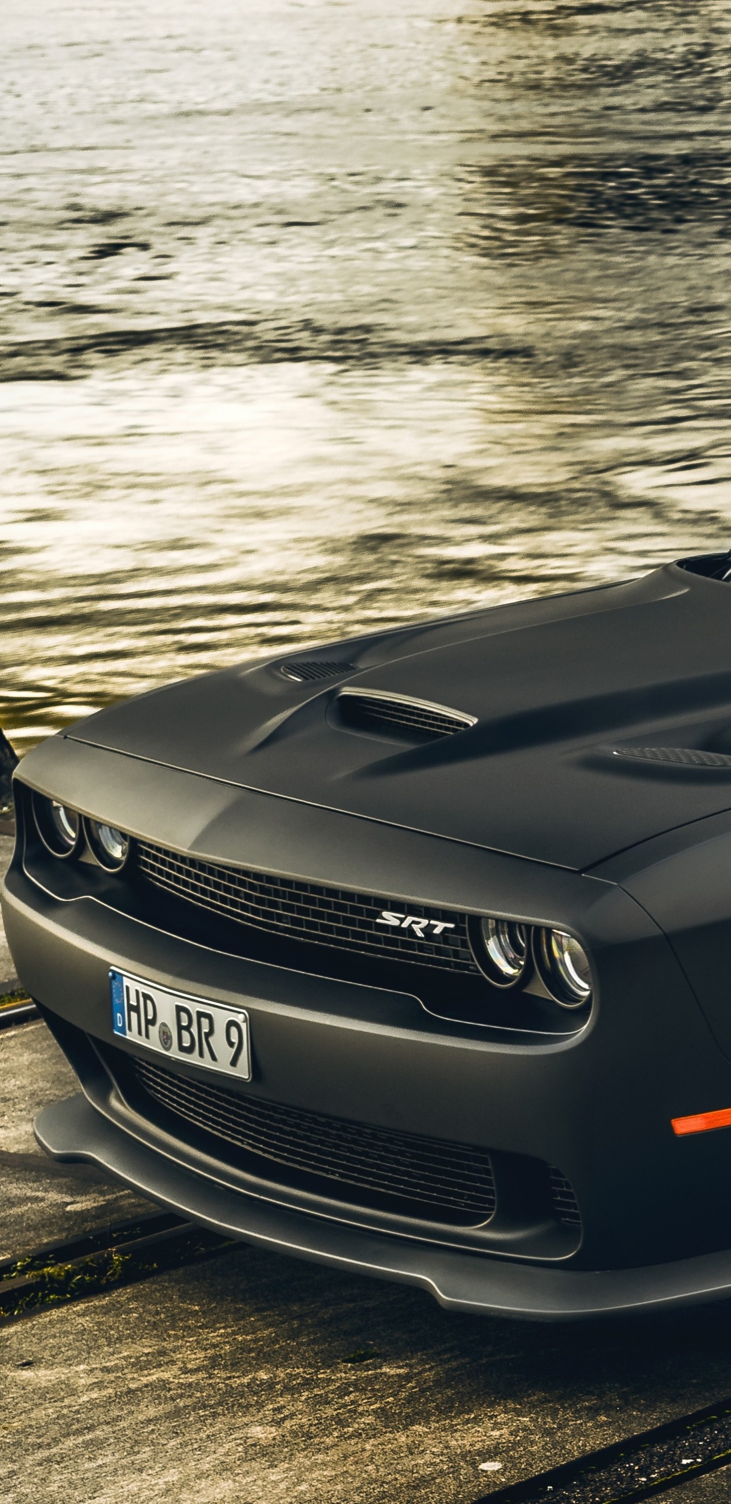 Porsche 911 Negro Estacionado Sobre Pavimento de Hormigón Gris. Wallpaper in 1440x2960 Resolution