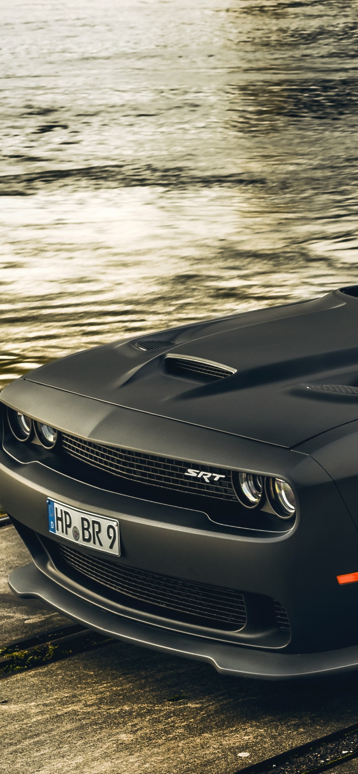 Porsche 911 Noire Garée Sur un Trottoir en Béton Gris. Wallpaper in 1242x2688 Resolution