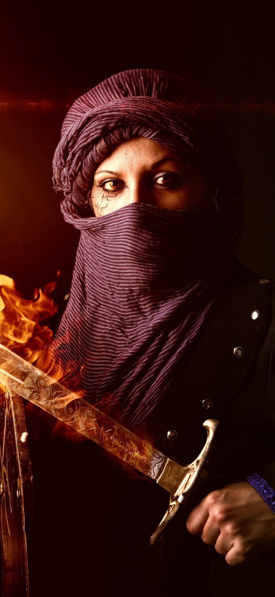 Person im Schwarzen Hoodie, Die Feuer Hält. Wallpaper in 1125x2436 Resolution