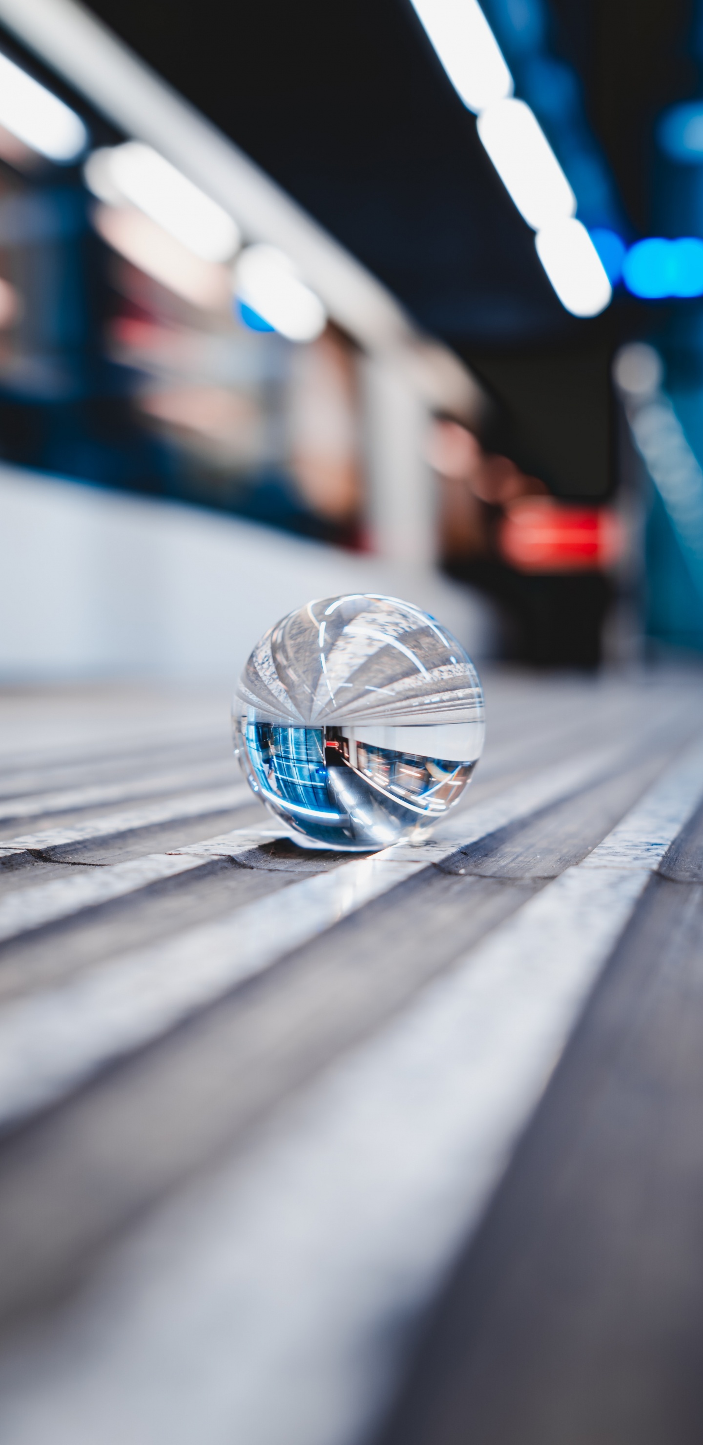 Boule de Verre Clair Sur Planche de Bois Gris. Wallpaper in 1440x2960 Resolution