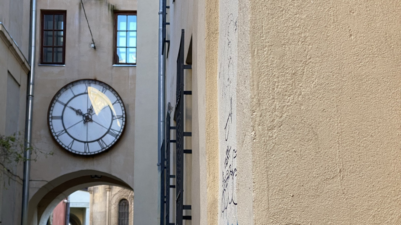 Alley, Faade, Wall, Beige, Clock. Wallpaper in 1280x720 Resolution