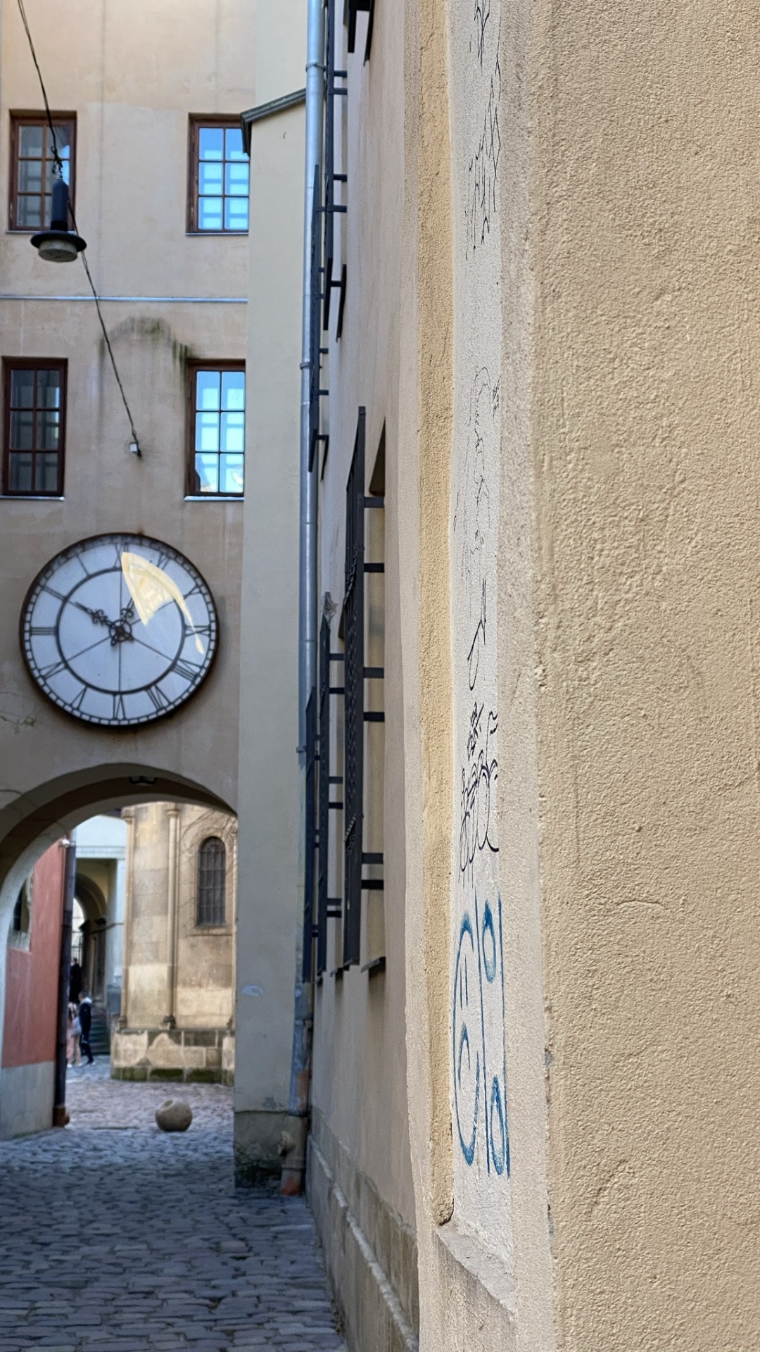 Gasse, Wand, Beige, Uhr, Beton. Wallpaper in 1080x1920 Resolution