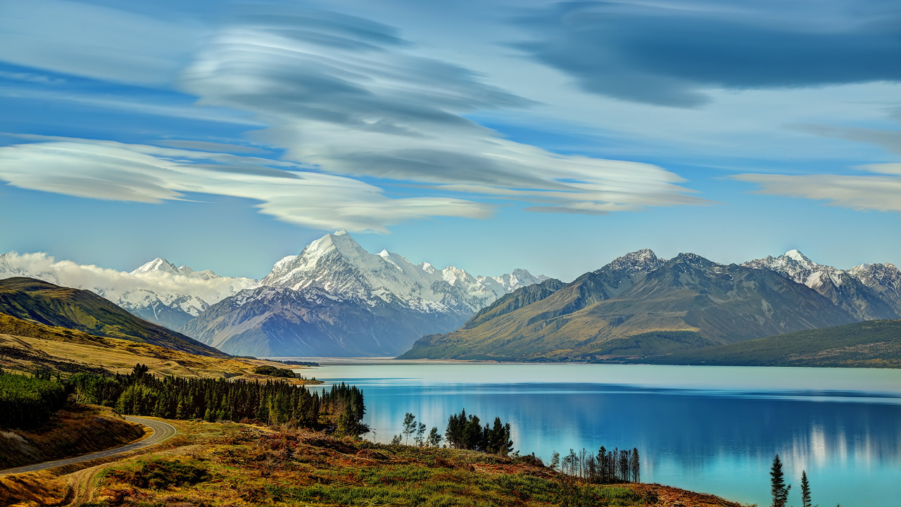 Lago Cerca de la Montaña Bajo un Cielo Azul Durante el Día. Wallpaper in 1280x720 Resolution