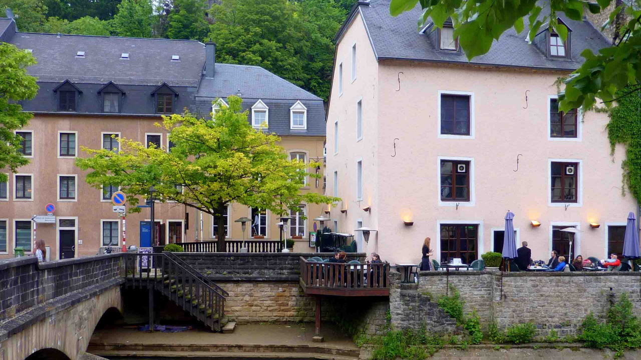 Quai en Bois Brun Sur la Rivière Pendant la Journée. Wallpaper in 1280x720 Resolution