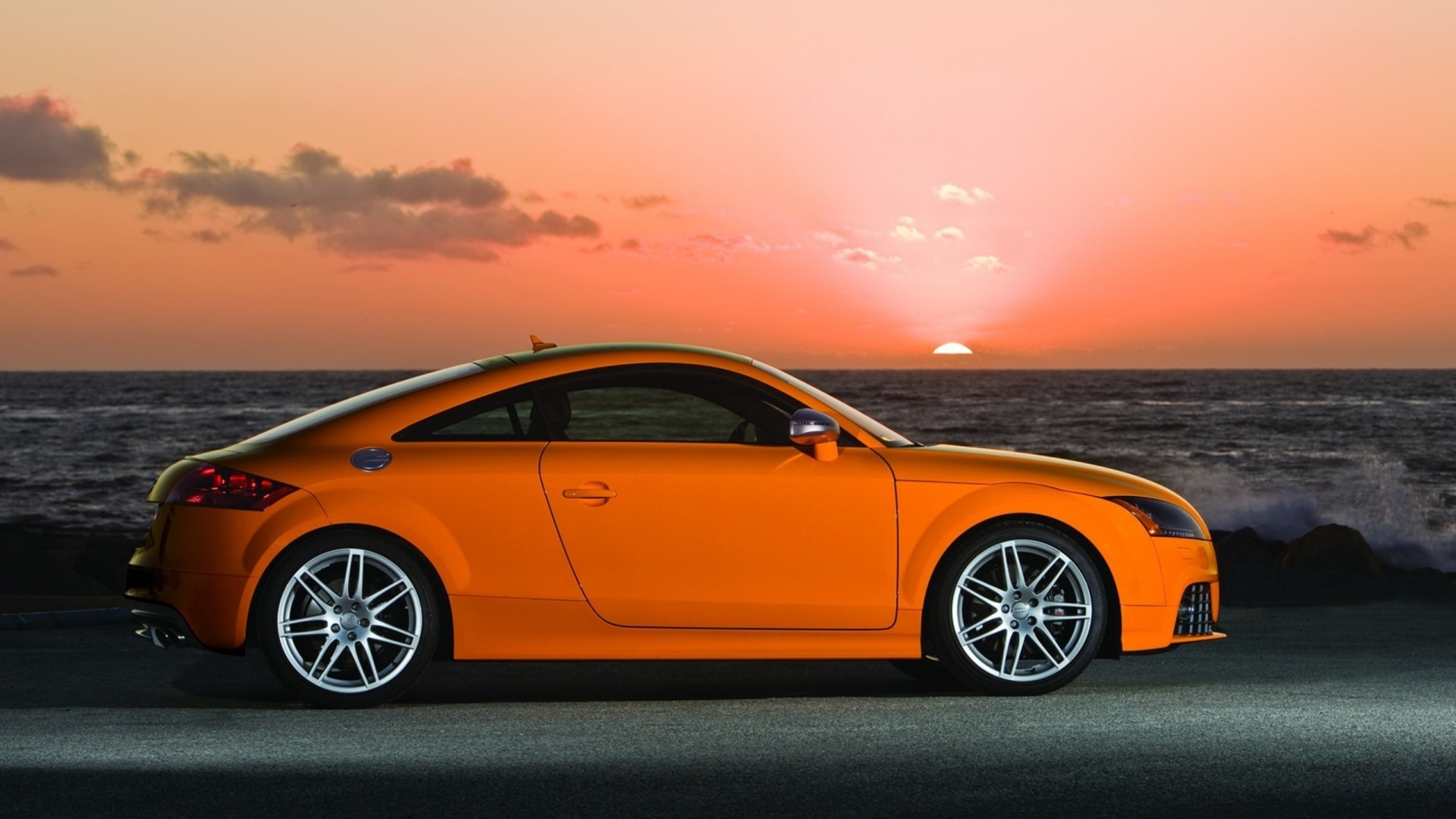 Porsche 911 Amarillo Sobre Pavimento de Hormigón Gris Cerca Del Cuerpo de Agua Durante la Puesta de Sol. Wallpaper in 1920x1080 Resolution