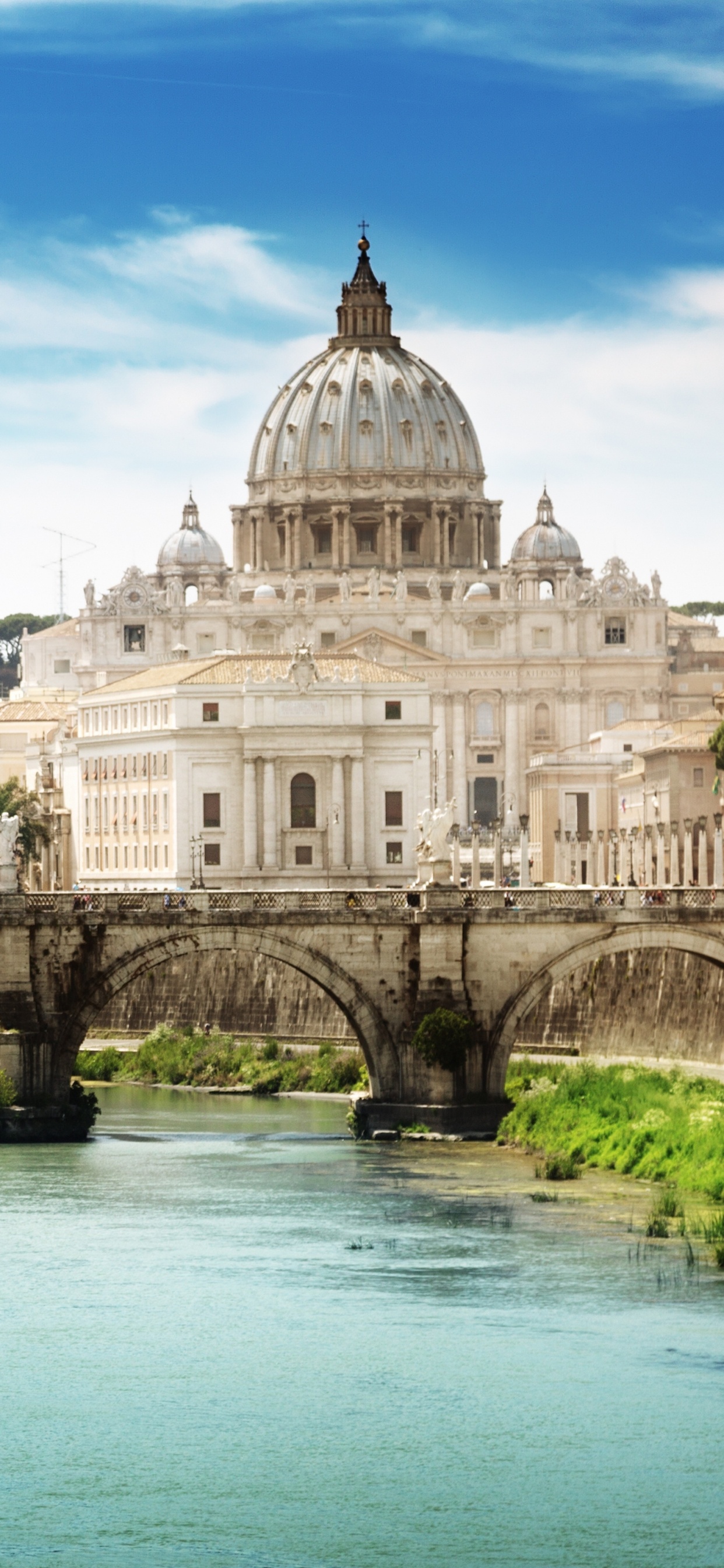 Bâtiment en Béton Blanc Près D'un Plan D'eau Pendant la Journée. Wallpaper in 1242x2688 Resolution