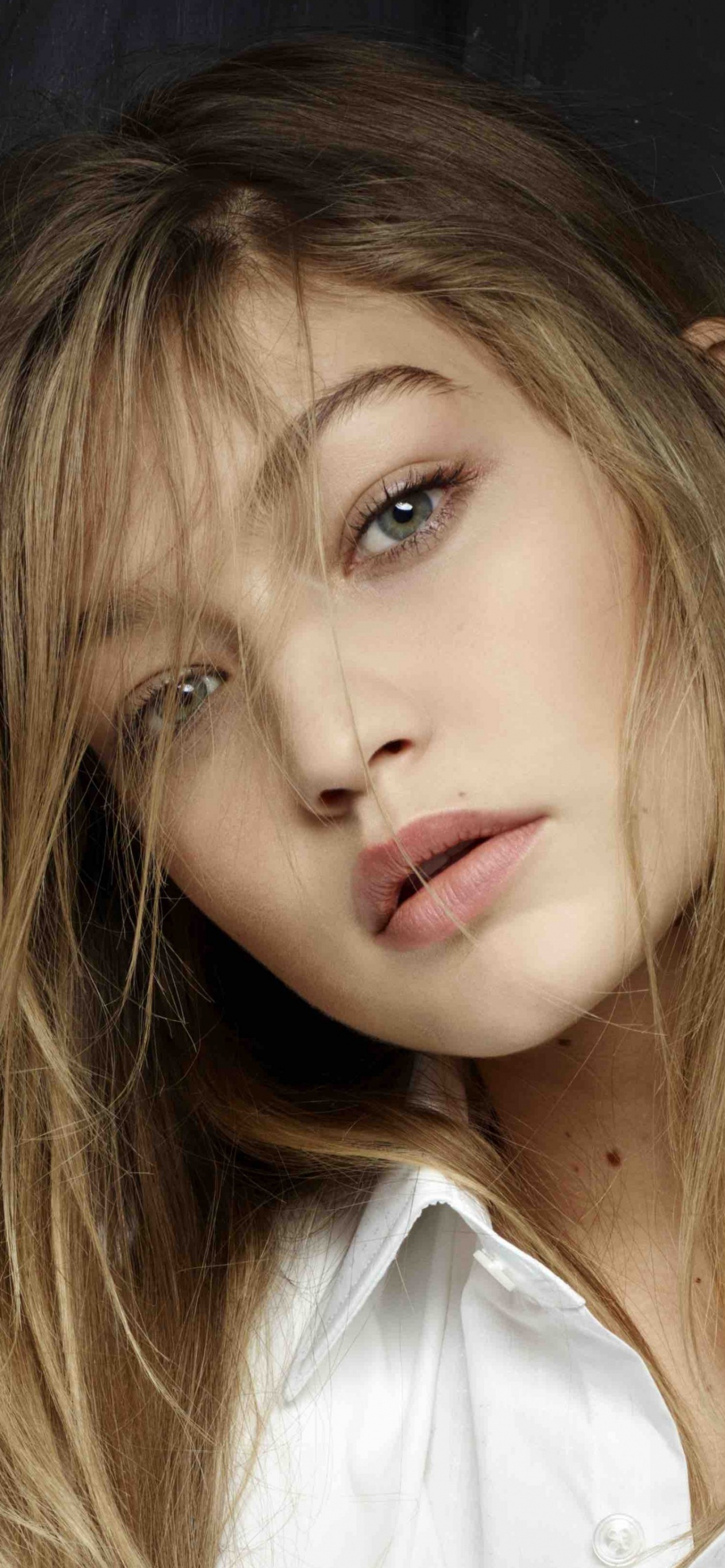 Gigi Hadid, Célébrité, Nez, Joue, Peau. Wallpaper in 1242x2688 Resolution