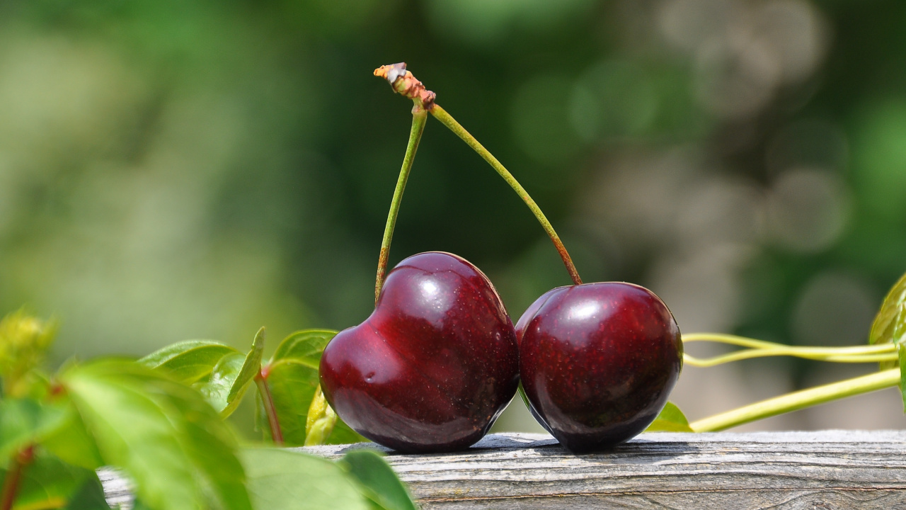 Fruits Ronds Rouges Sur Une Table en Bois Marron. Wallpaper in 1280x720 Resolution