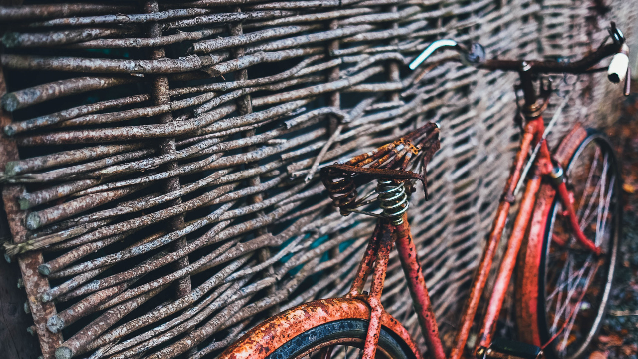Orange Fahrrad Auf Schwarzem Metallzaun. Wallpaper in 1280x720 Resolution