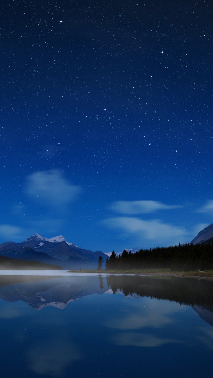 Plan D'eau Près de la Montagne Sous un Ciel Bleu Pendant la Nuit. Wallpaper in 720x1280 Resolution