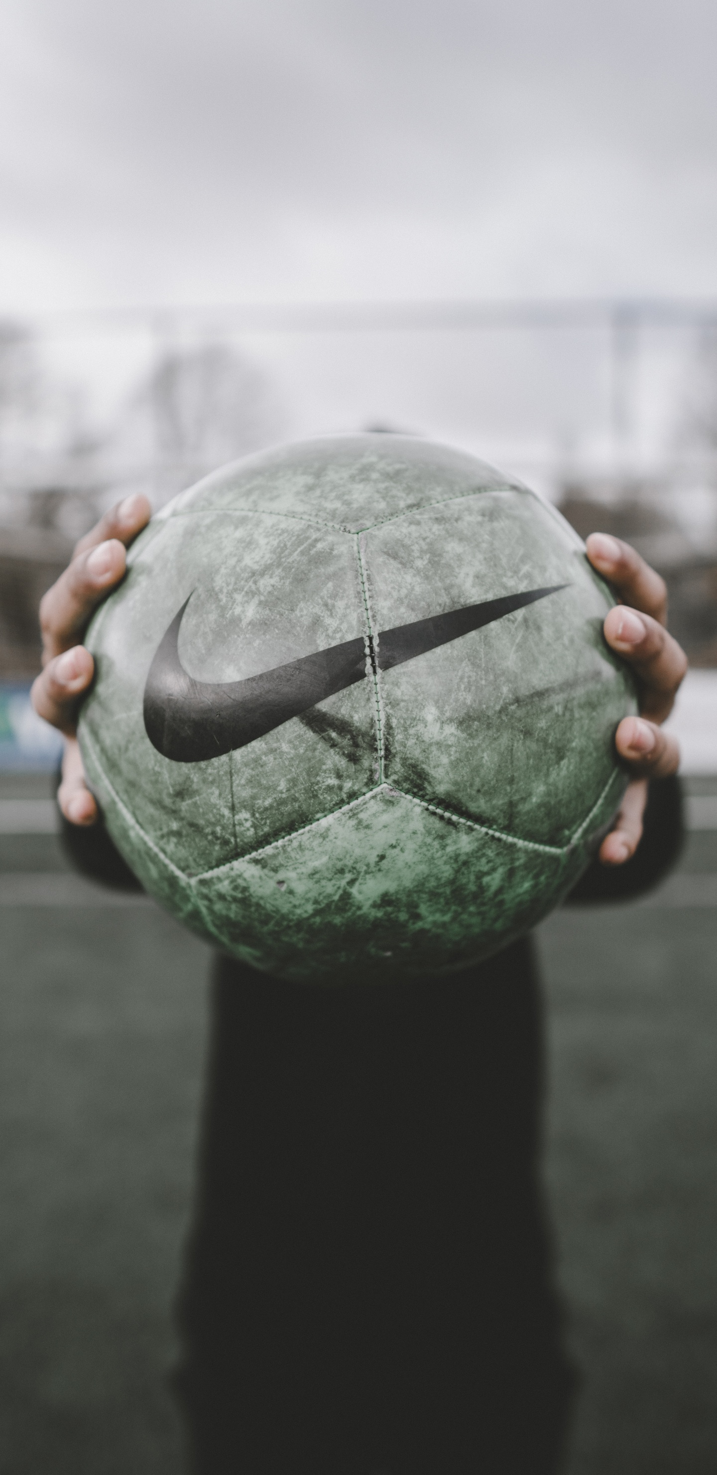 Person Mit Grünem Und Schwarzem Ball. Wallpaper in 1440x2960 Resolution