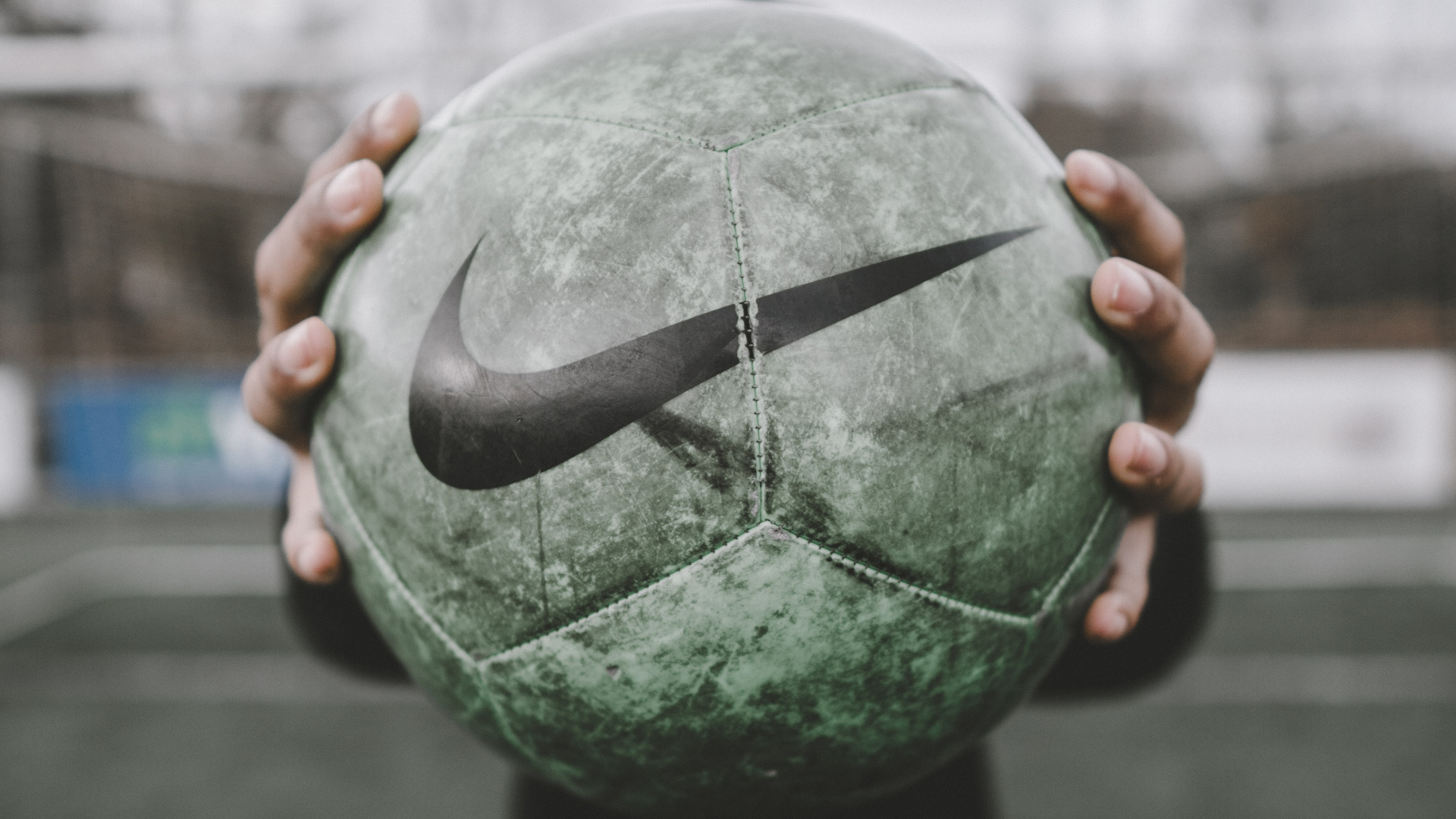 Person Mit Grünem Und Schwarzem Ball. Wallpaper in 1920x1080 Resolution