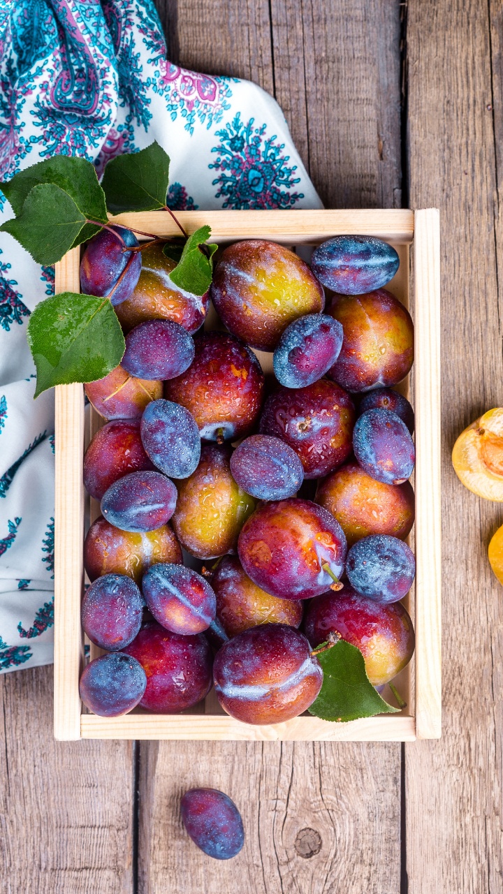 Berry, Lebensmittel, Natürliche Lebensmittel, Purpur, Holz. Wallpaper in 720x1280 Resolution