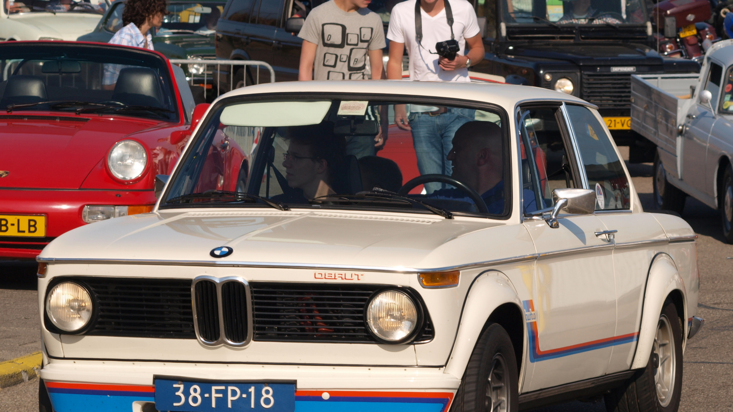 Weißer Und Blauer Jeep Grand Cherokee. Wallpaper in 2560x1440 Resolution