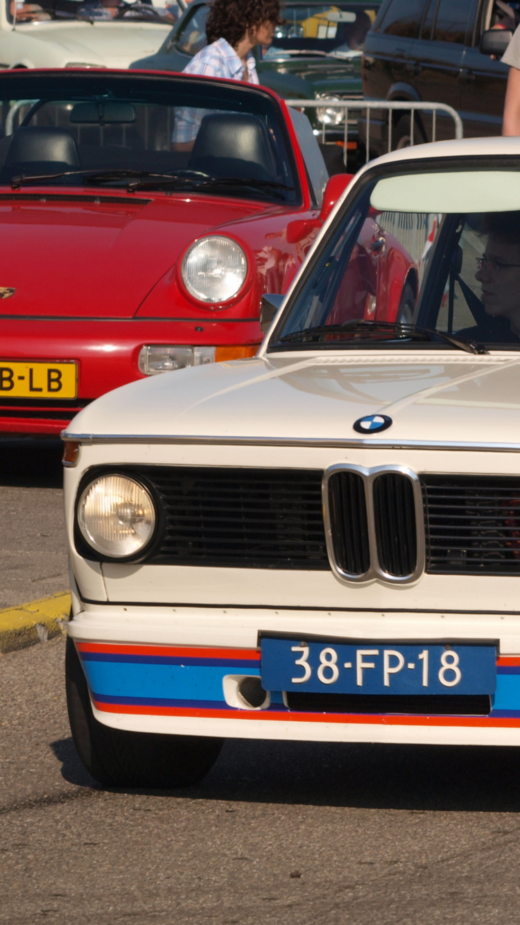 Weißer Und Blauer Jeep Grand Cherokee. Wallpaper in 750x1334 Resolution