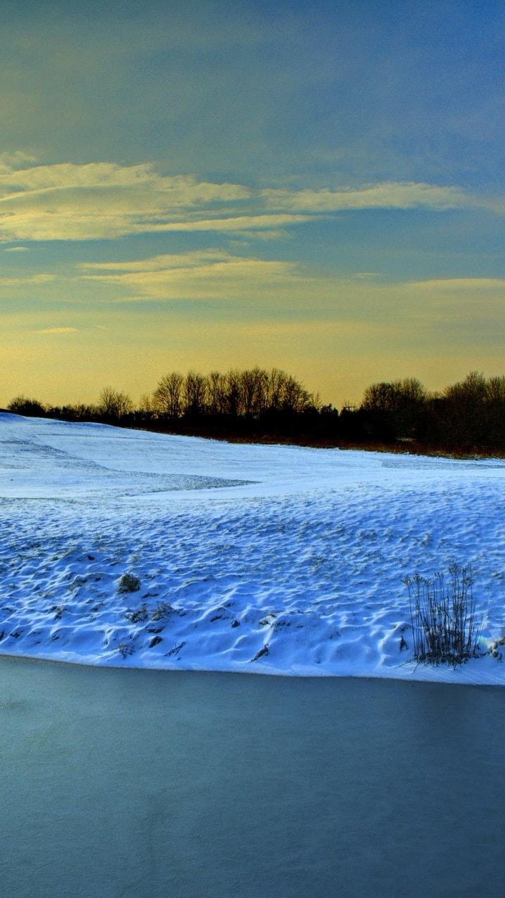 Campo Cubierto de Nieve Bajo el Cielo Nublado Durante el Día. Wallpaper in 720x1280 Resolution