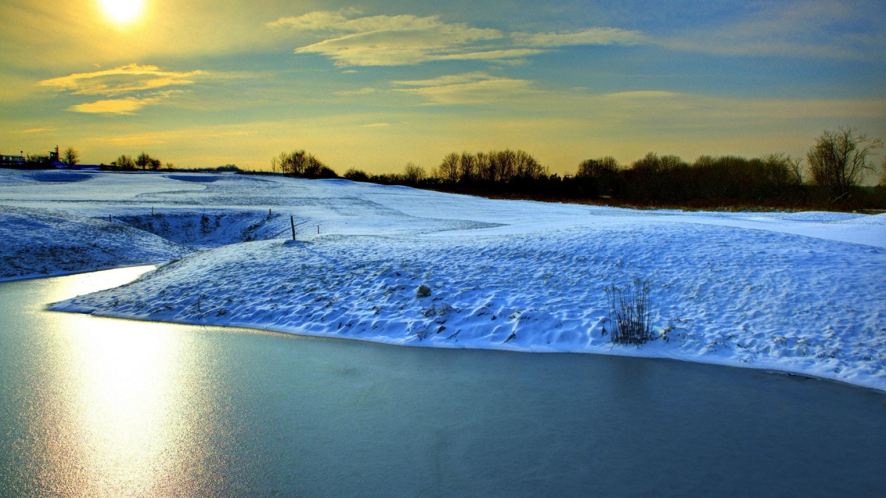 Champ Couvert de Neige Sous Ciel Nuageux Pendant la Journée. Wallpaper in 1280x720 Resolution