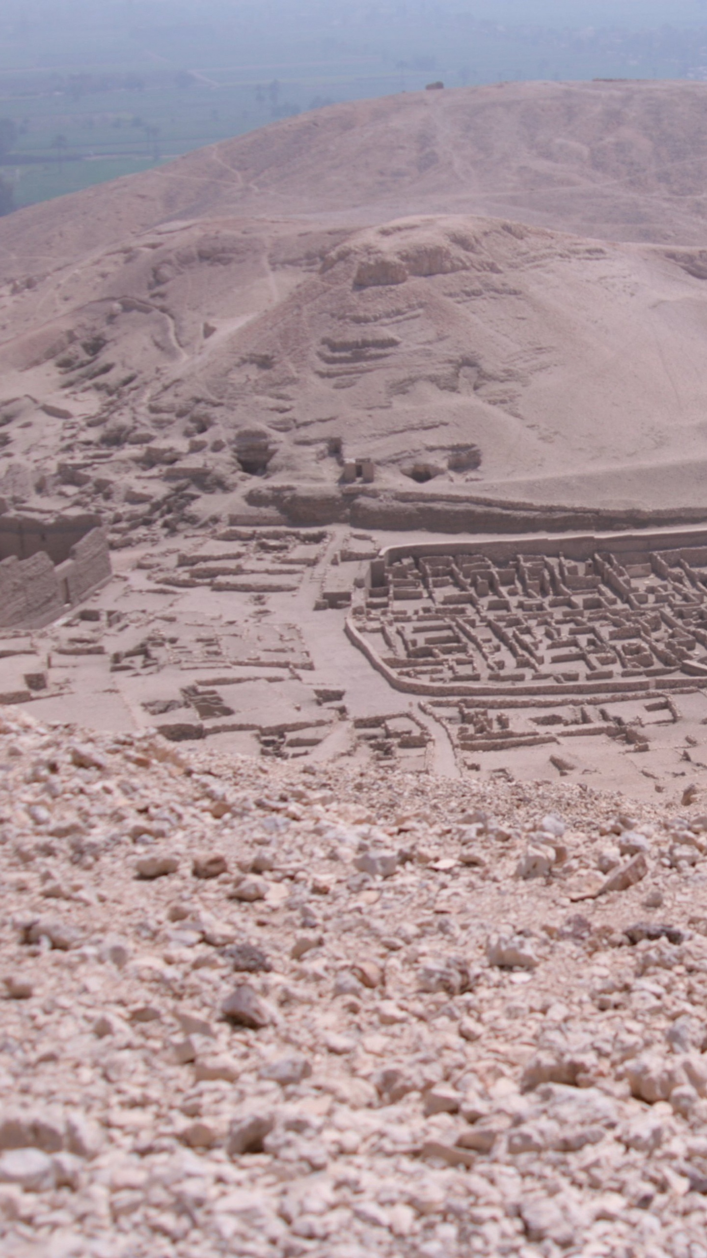 Montagne Brune Sous Ciel Bleu Pendant la Journée. Wallpaper in 1440x2560 Resolution