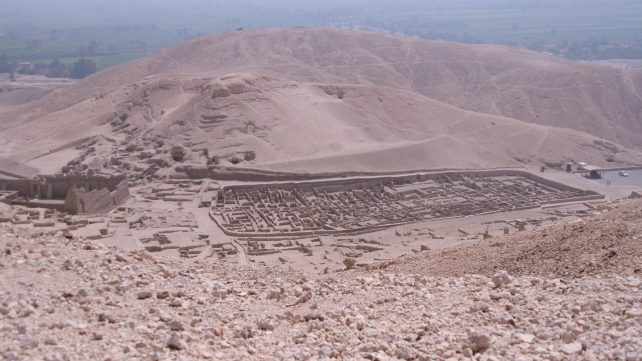 Brauner Berg Unter Blauem Himmel Tagsüber. Wallpaper in 1280x720 Resolution