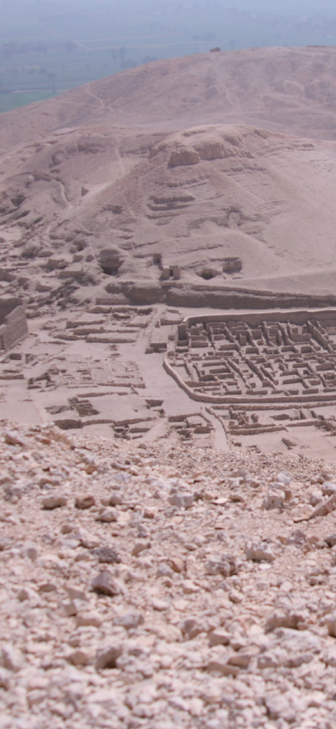 Brown Mountain Under Blue Sky During Daytime. Wallpaper in 1125x2436 Resolution