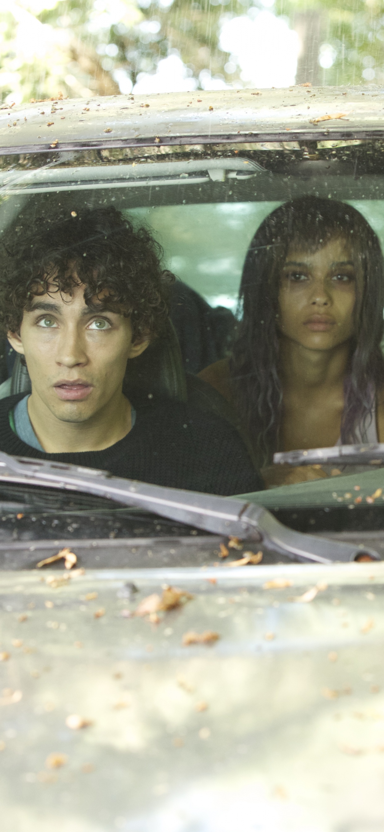 2 Femmes en Voiture Noire Pendant la Journée. Wallpaper in 1242x2688 Resolution