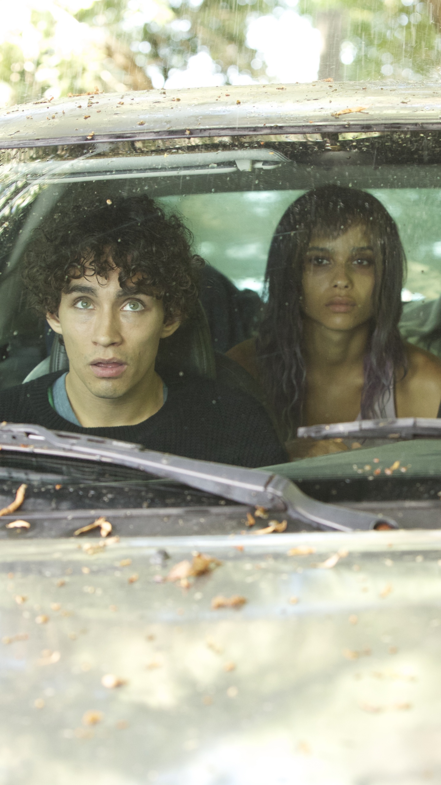 2 Femmes en Voiture Noire Pendant la Journée. Wallpaper in 1440x2560 Resolution