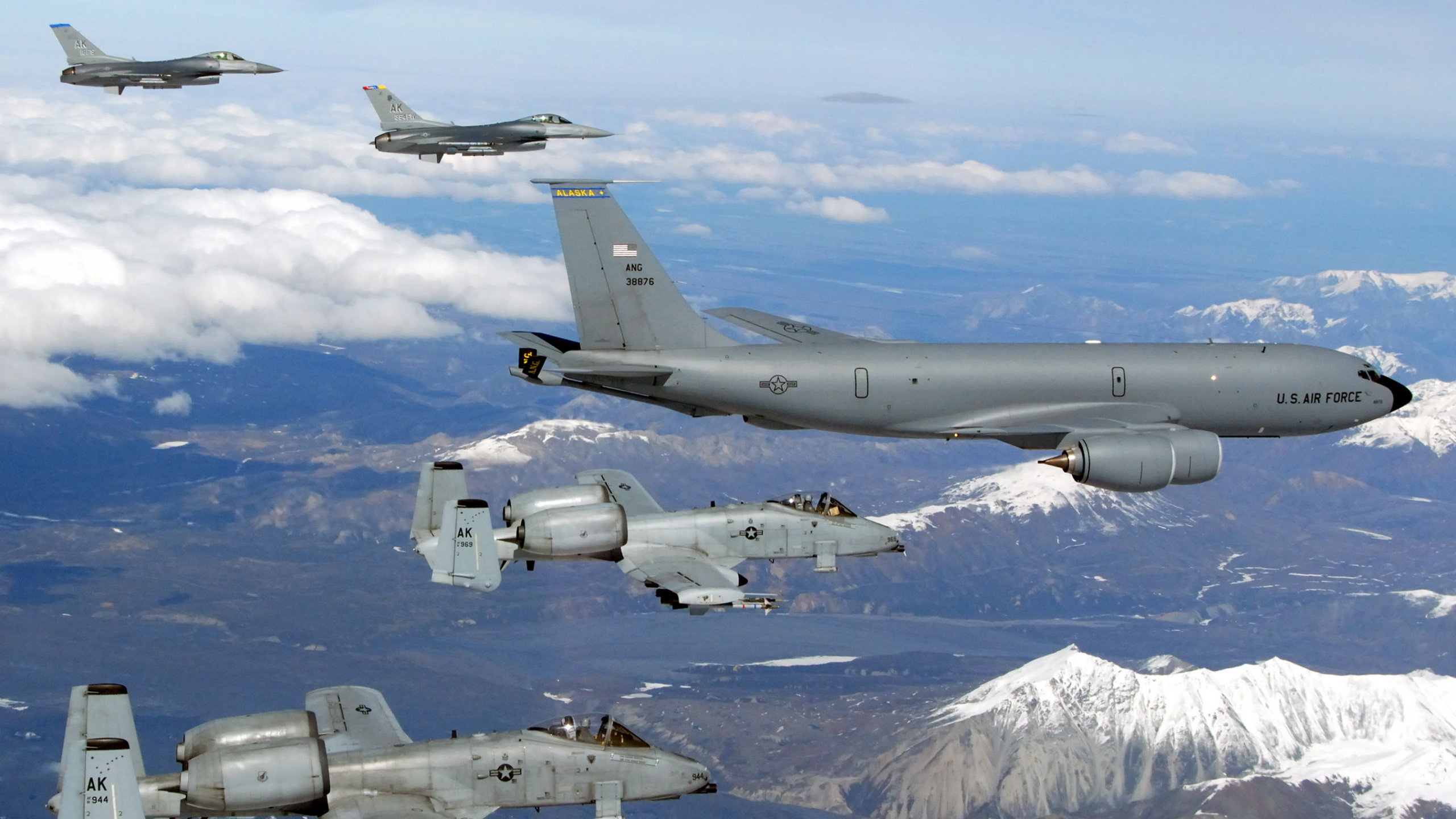 Avión de Combate Gris Volando Sobre Montañas Cubiertas de Nieve Durante el Día. Wallpaper in 2560x1440 Resolution