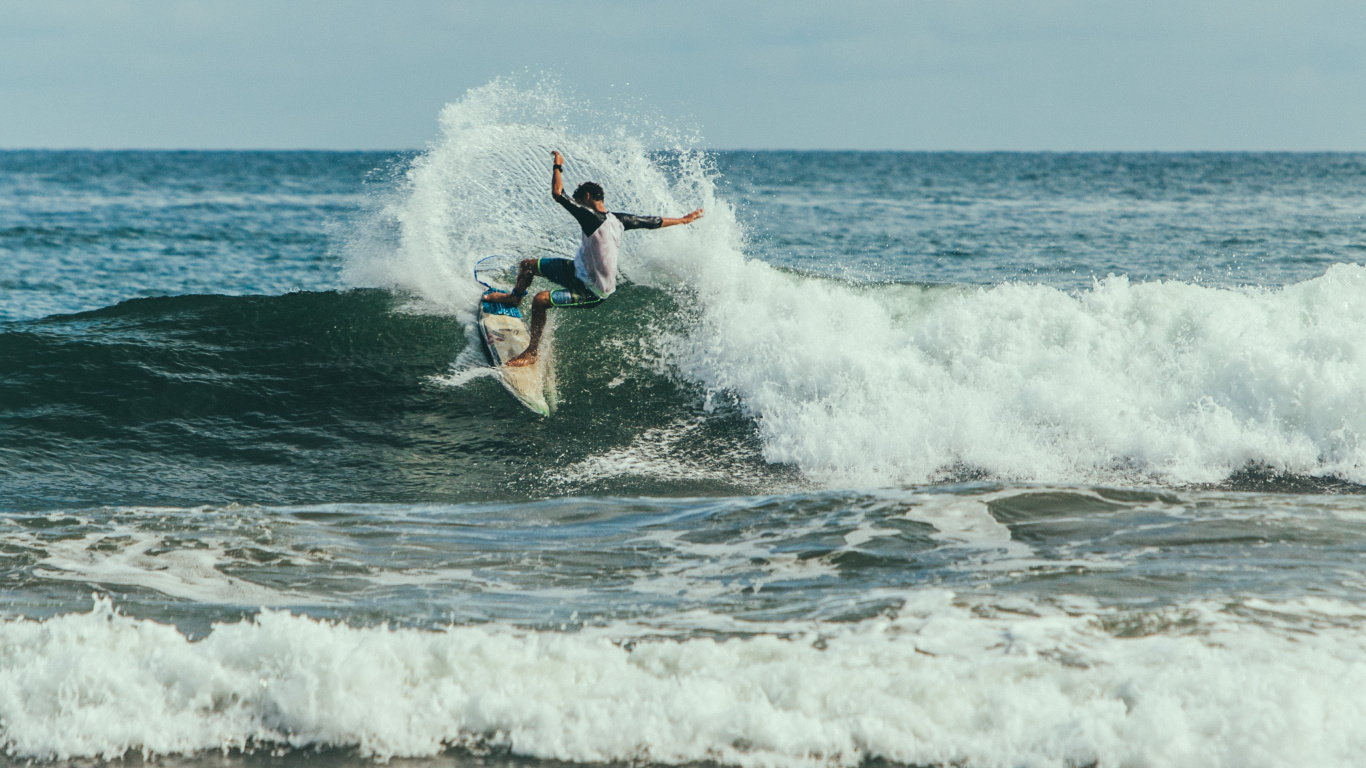 Mann Surft Tagsüber Auf Meereswellen. Wallpaper in 1366x768 Resolution