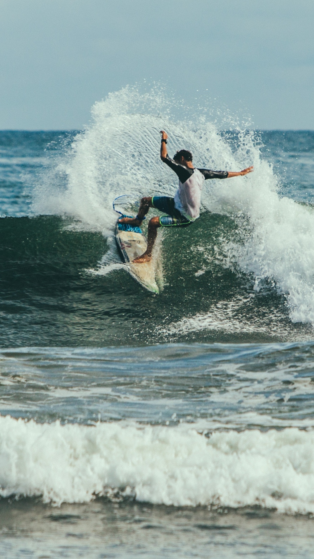 Homme Surfant Sur Les Vagues de la Mer Pendant la Journée. Wallpaper in 1080x1920 Resolution