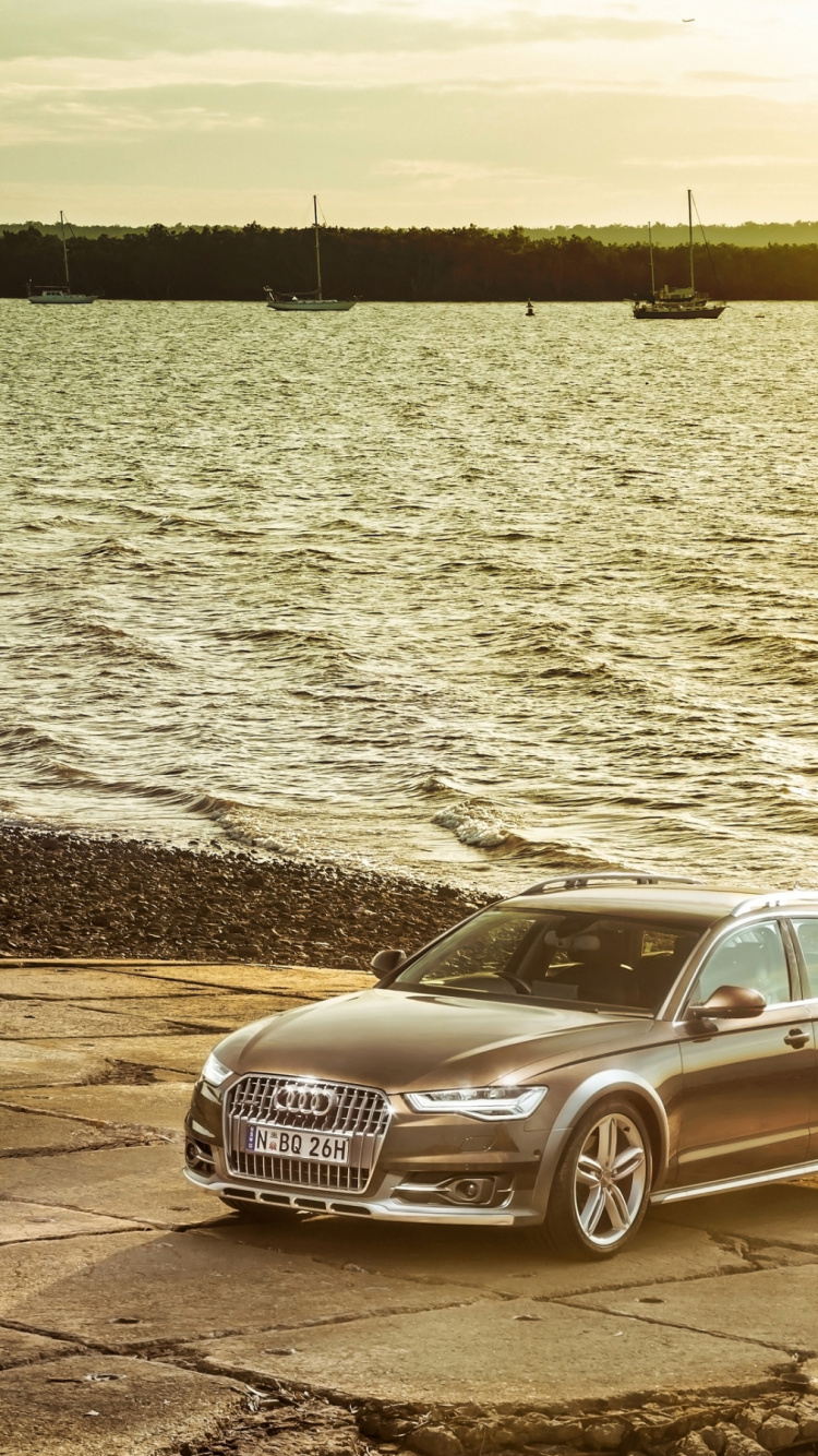 Silbernes Mercedes Benz Coupe, Das Tagsüber am Strand Geparkt Ist. Wallpaper in 750x1334 Resolution