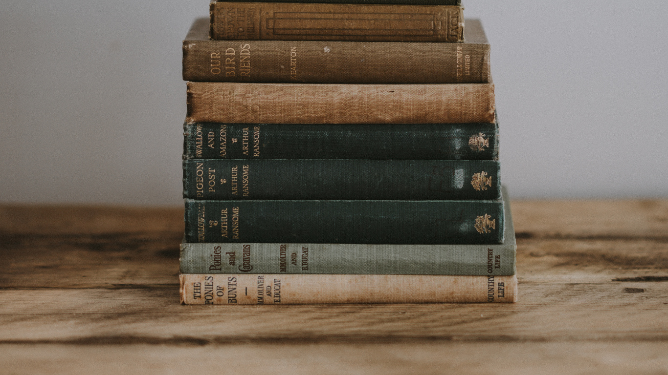 Pile de Livres Sur Une Table en Bois Marron. Wallpaper in 1366x768 Resolution