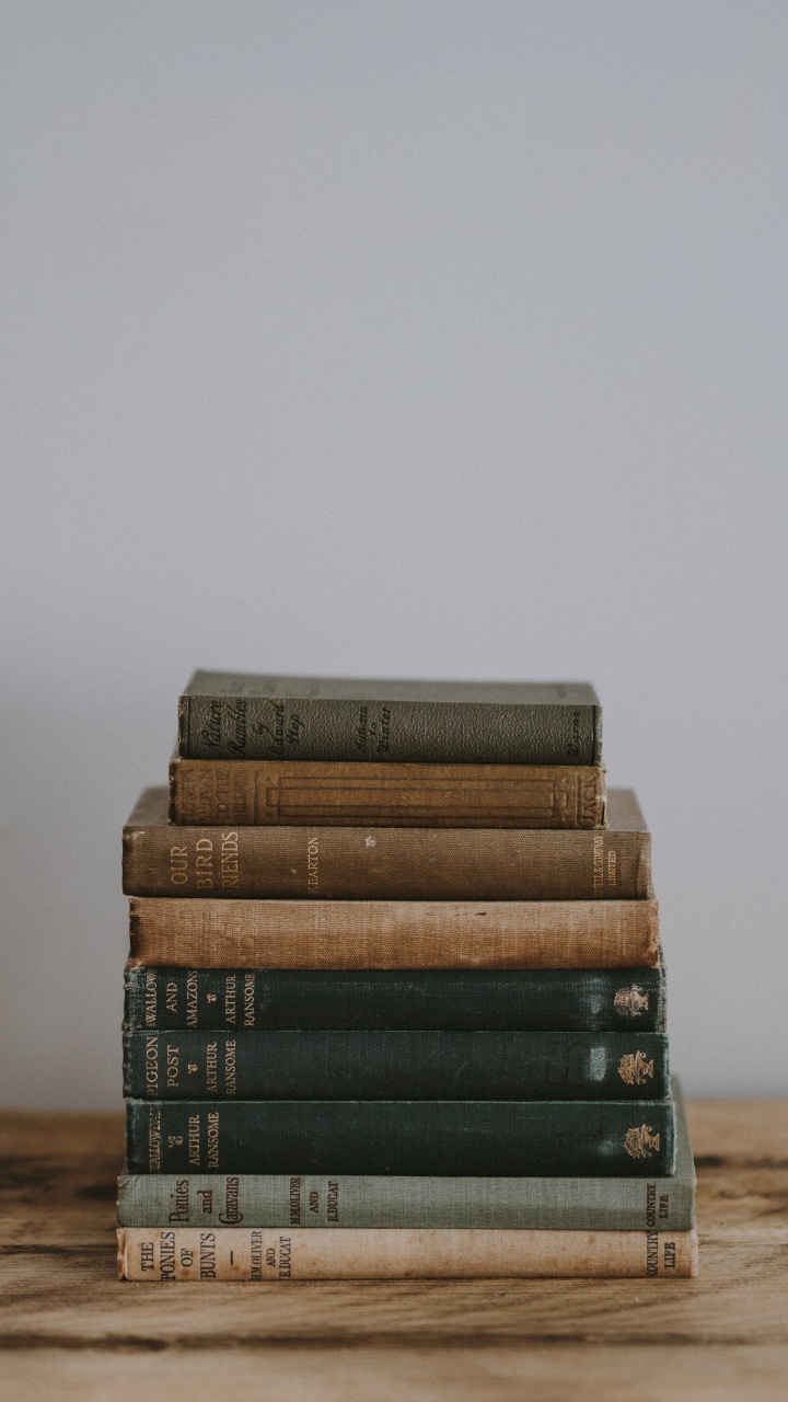 Pile de Livres Sur Une Table en Bois Marron. Wallpaper in 720x1280 Resolution