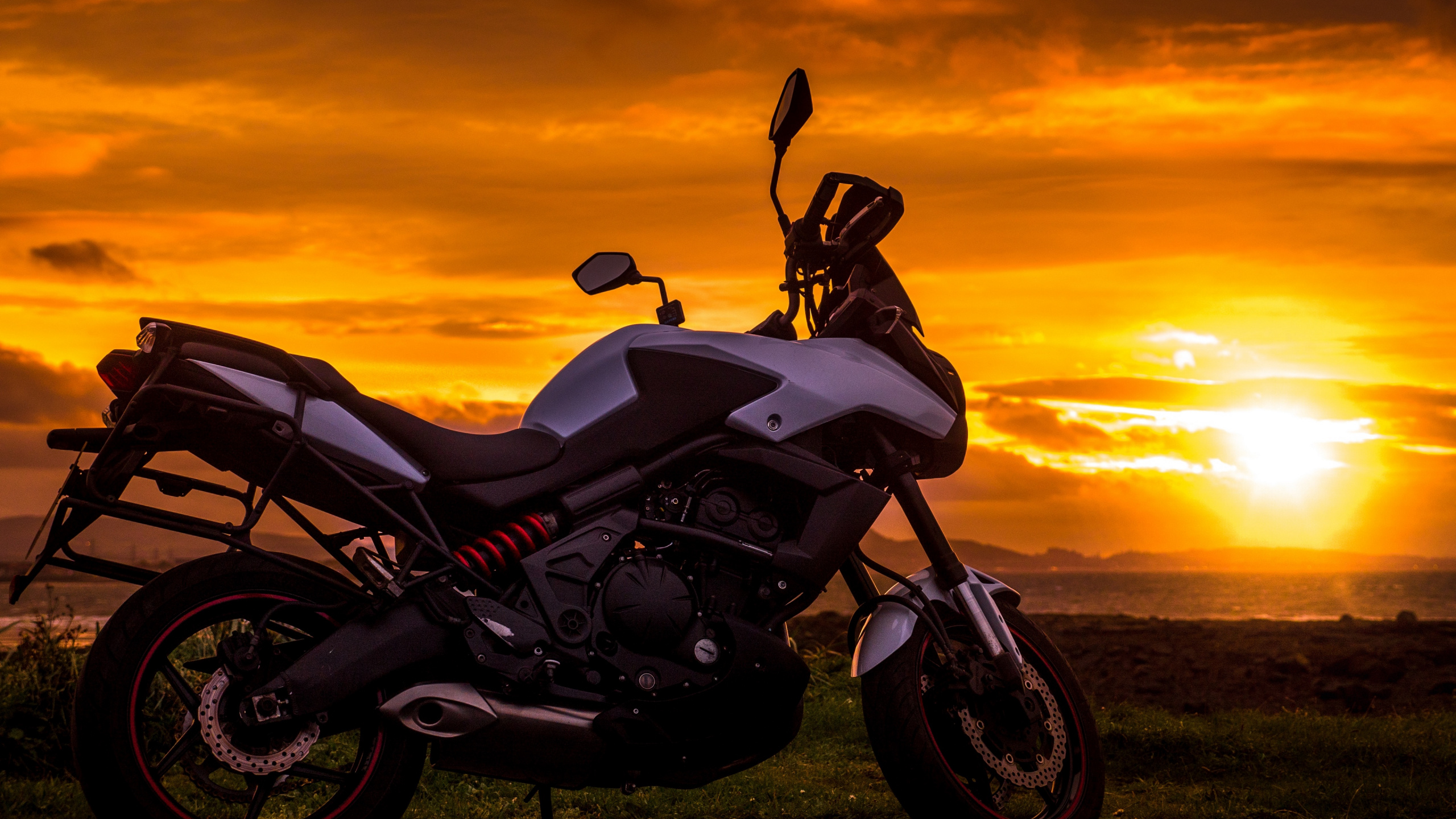 Motocicleta Desnuda Negra y Roja en el Campo de Hierba Verde Durante la Puesta de Sol. Wallpaper in 2560x1440 Resolution