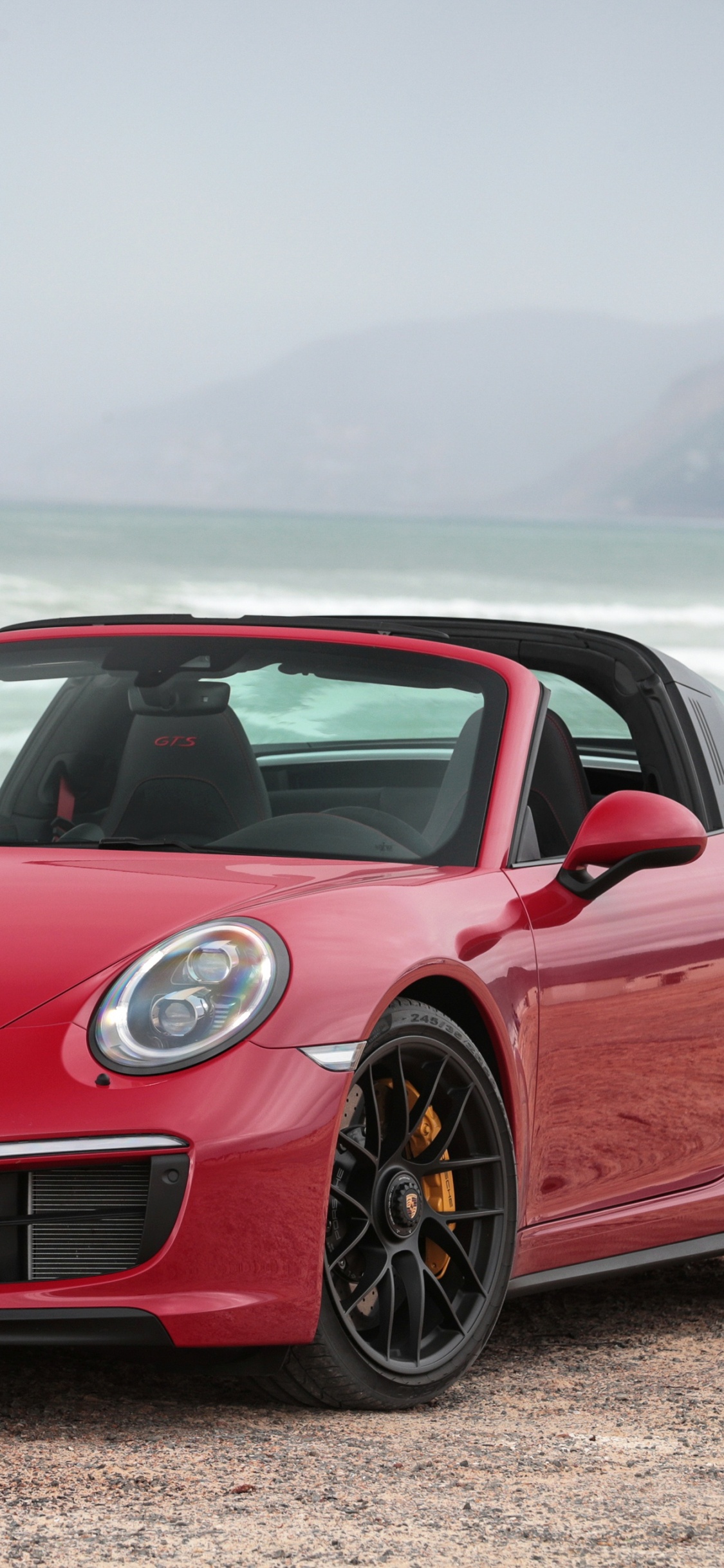 Ferrari Rouge 458 Italia Sur Beach Shore Pendant la Journée. Wallpaper in 1125x2436 Resolution