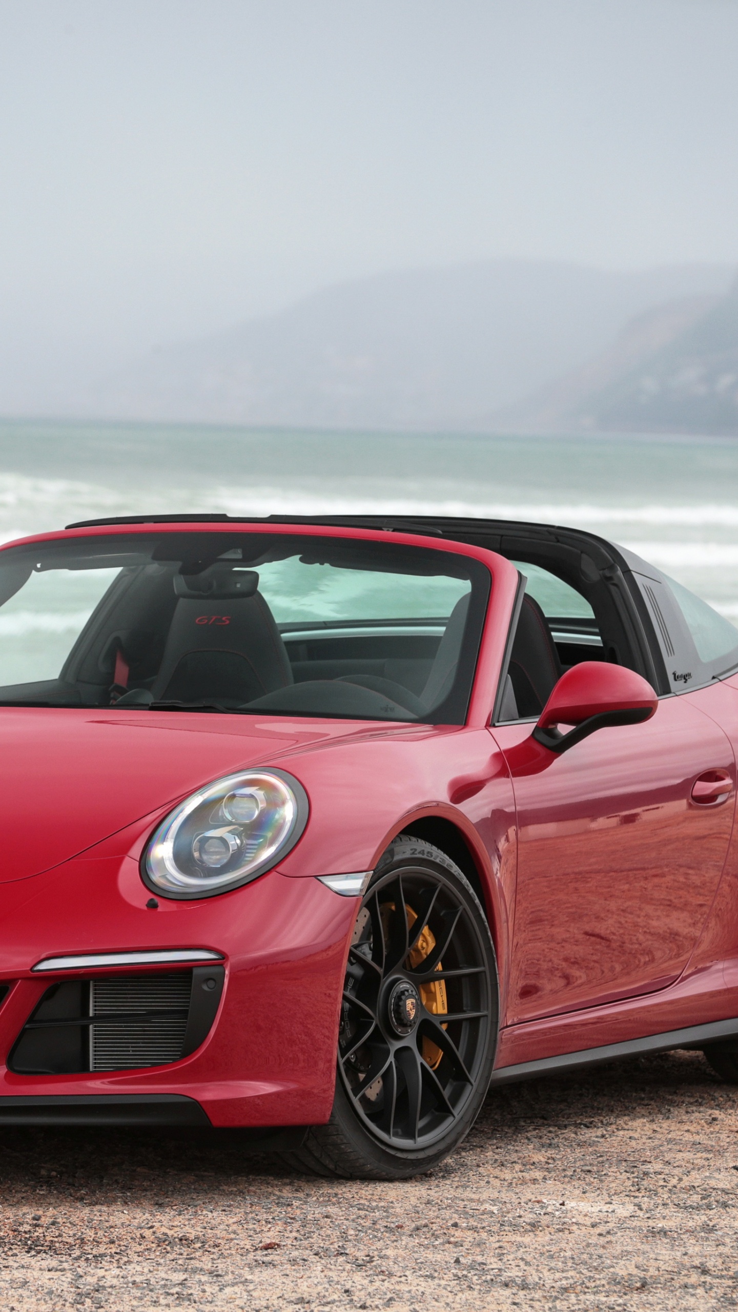 Ferrari Rouge 458 Italia Sur Beach Shore Pendant la Journée. Wallpaper in 1440x2560 Resolution