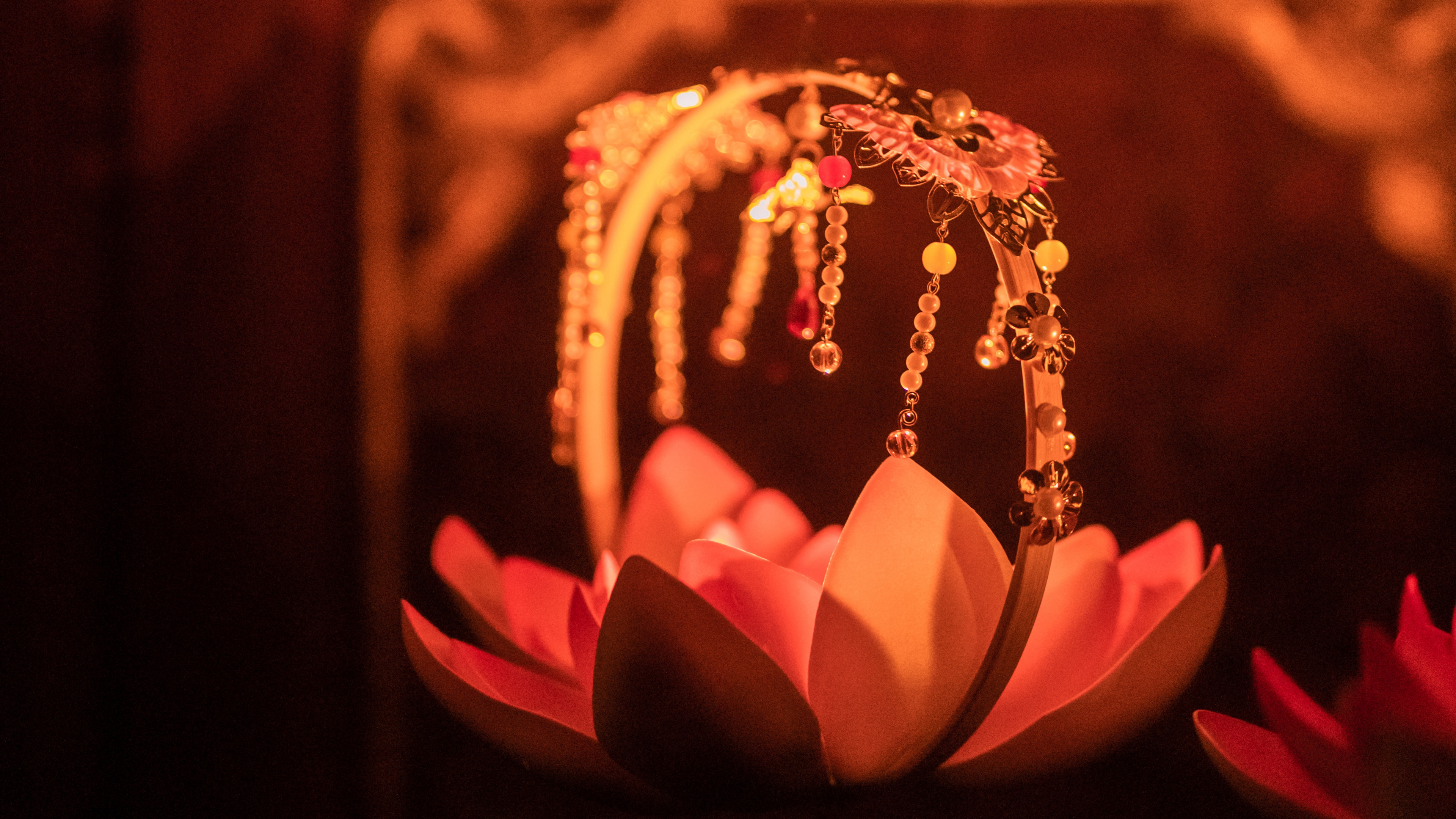 Pink and Brown Hanging Decor. Wallpaper in 3840x2160 Resolution