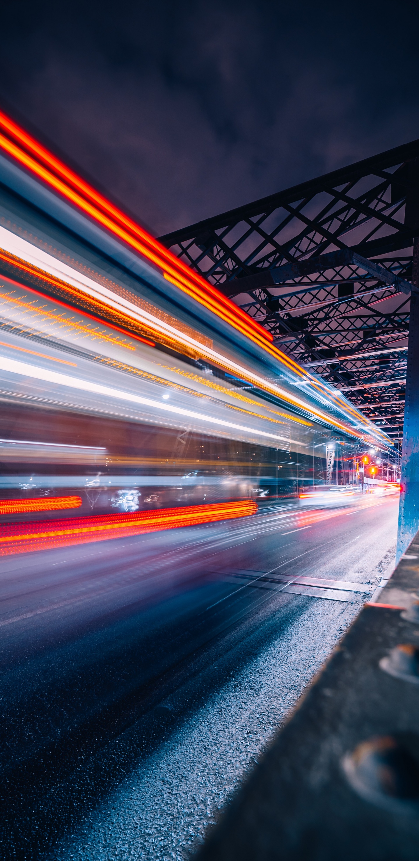 Zeitrafferaufnahmen Von Autos Auf Der Brücke Bei Nacht. Wallpaper in 1440x2960 Resolution