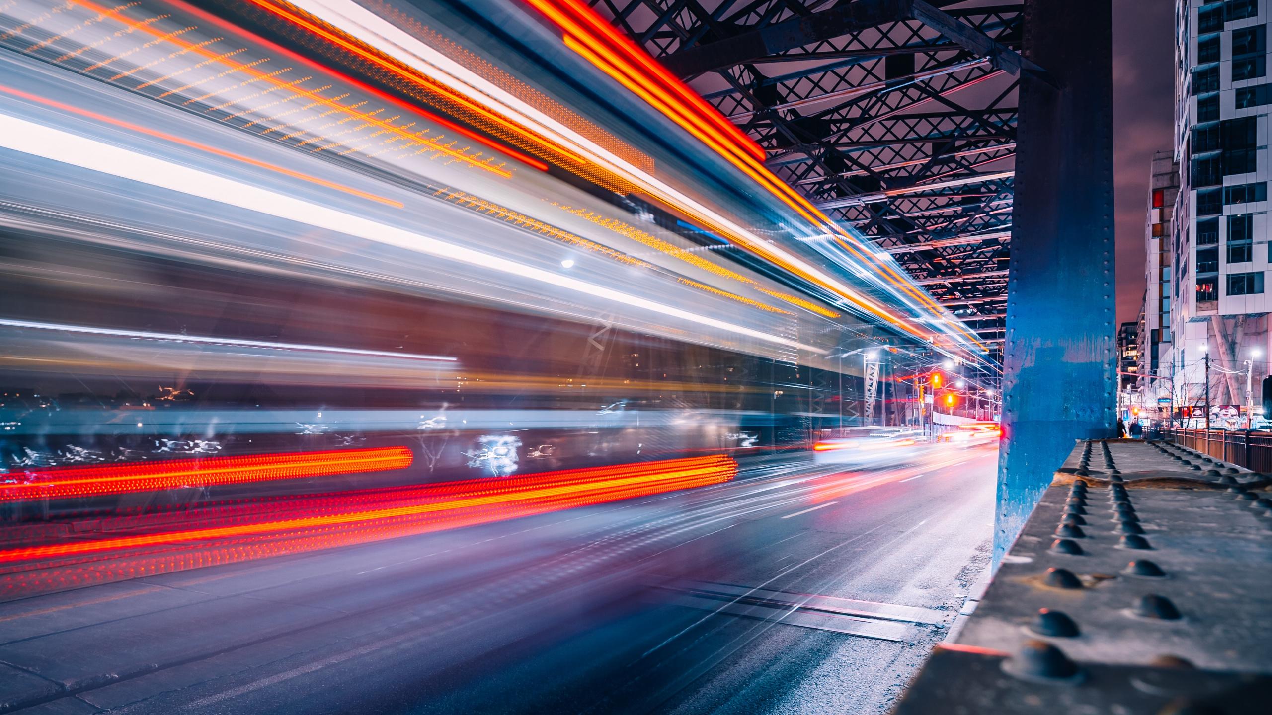 Zeitrafferaufnahmen Von Autos Auf Der Brücke Bei Nacht. Wallpaper in 2560x1440 Resolution