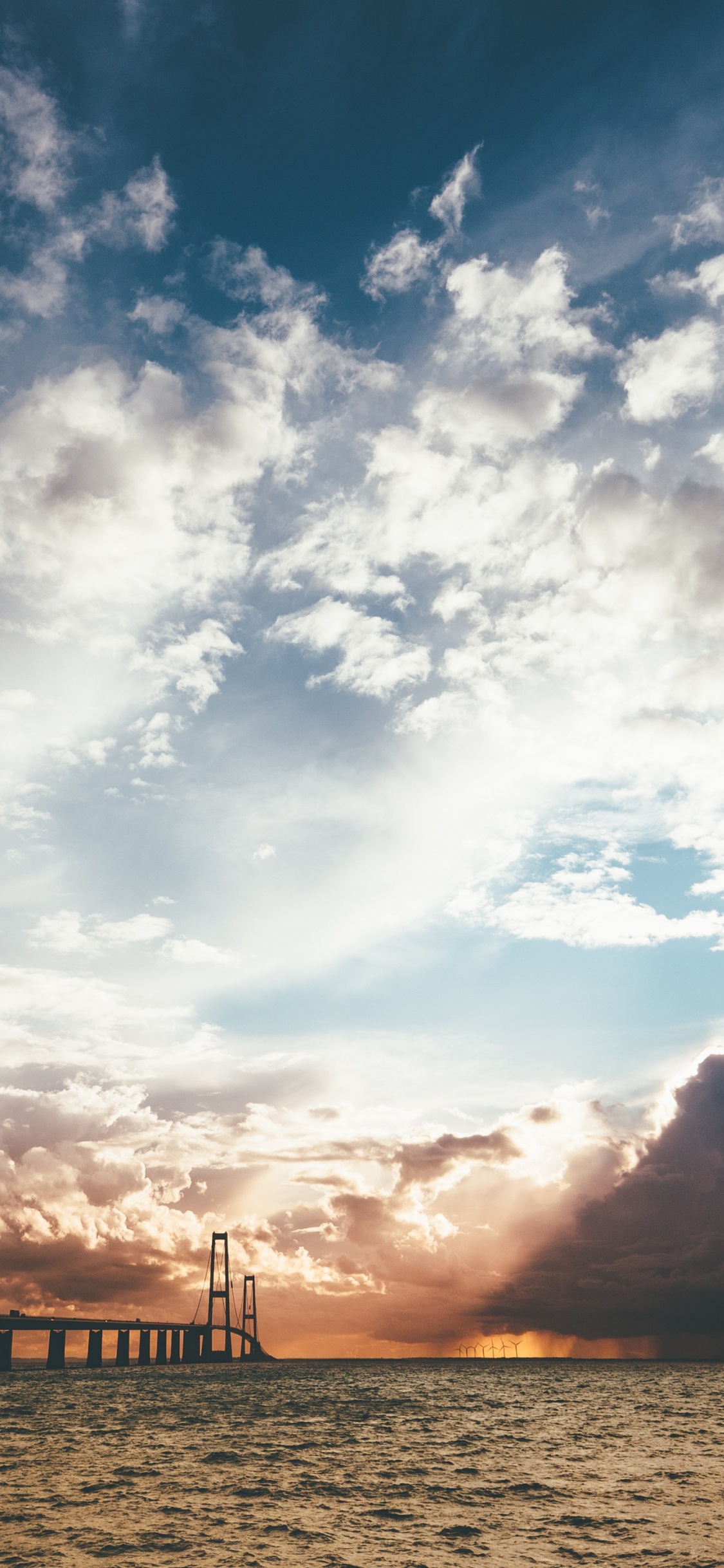 Silhouette Von Menschen am Strand Bei Sonnenuntergang. Wallpaper in 1125x2436 Resolution